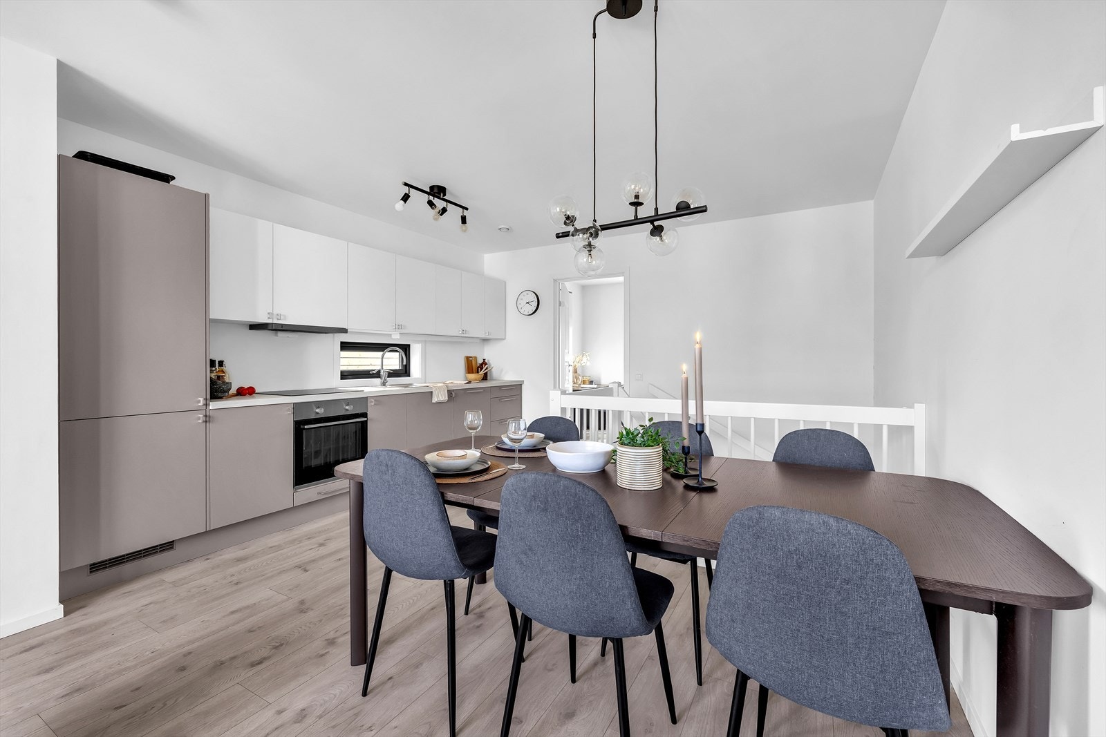 I forbindelse med kjøkkenet er det god plass til stort spisebord og mange gjester. Galleribilde