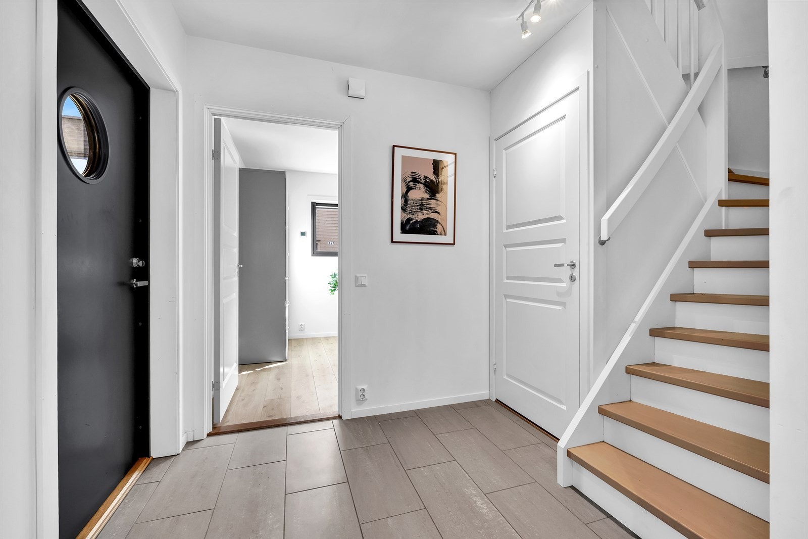 Under trappen er det en praktisk bod med godt med oppbevaringsplass. Galleribilde