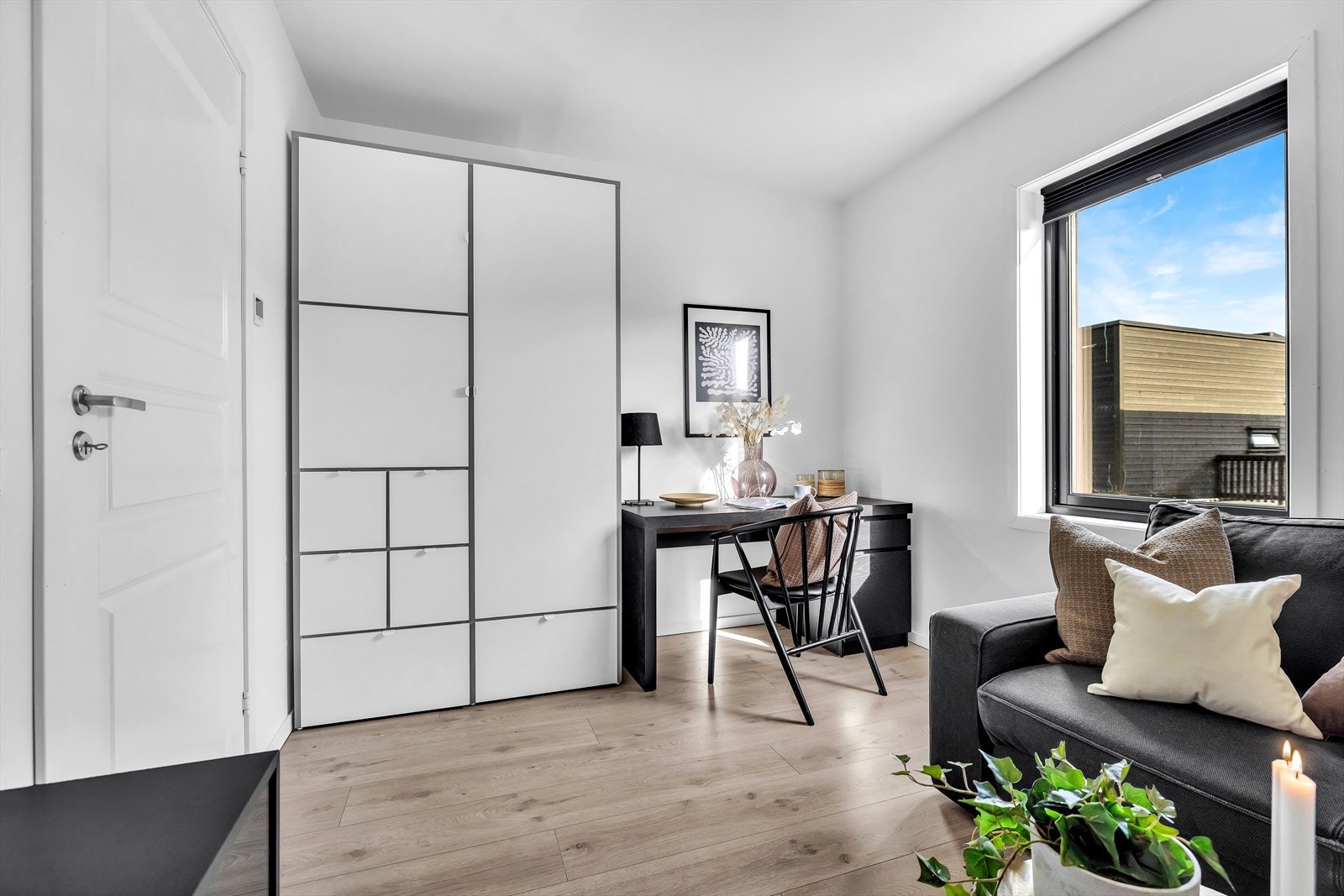 Soverom 1 er av god størrelse med garderobeplass og mulighet for pult/hjemmekontor i tillegg til seng eller sofa. Galleribilde