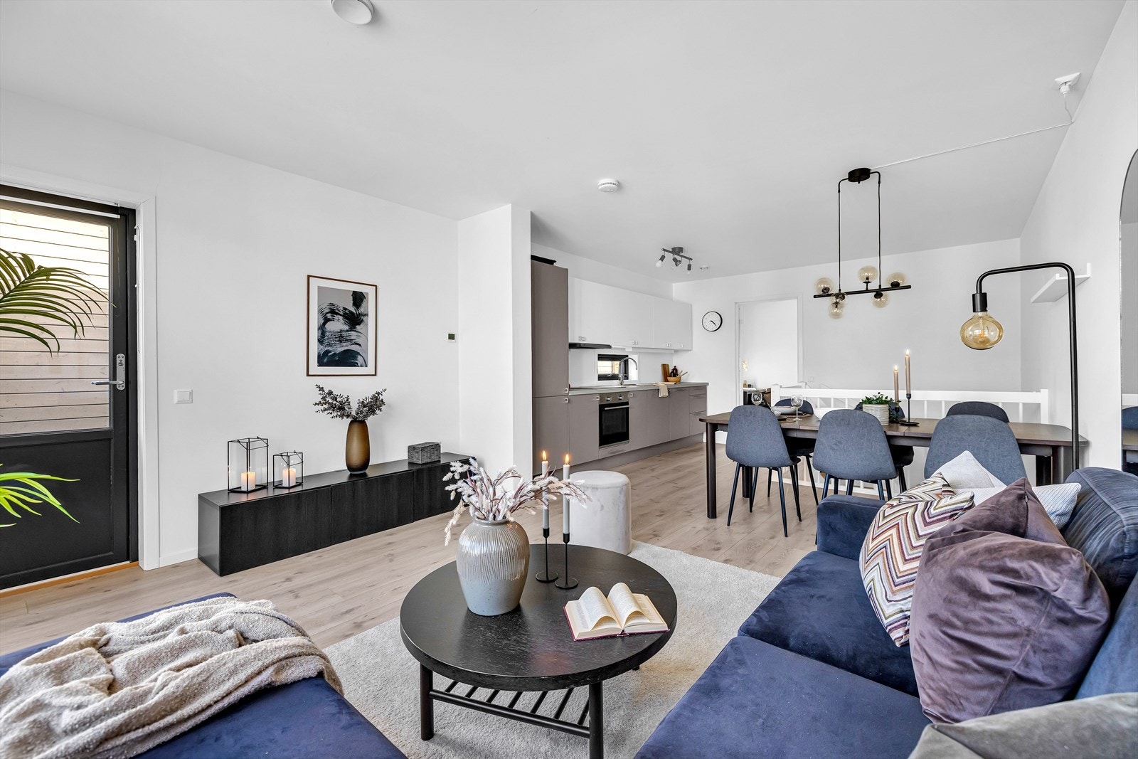 En attraktiv og moderne kjedet enebolig ferdigstilt i 2021 med lekre, gjennomtenkte og praktiske løsninger Galleribilde