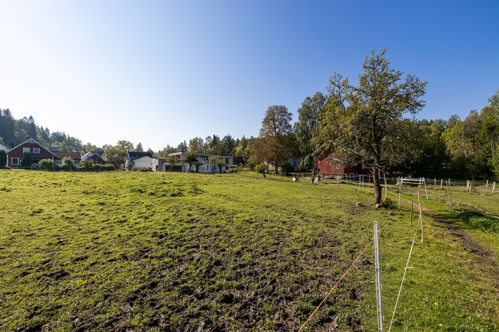 Eiendommen byr på en unik kombinasjon av landlig beliggenhet, privatliv og nærheten til servicealternativer og Oslofjorden. Galleribilde