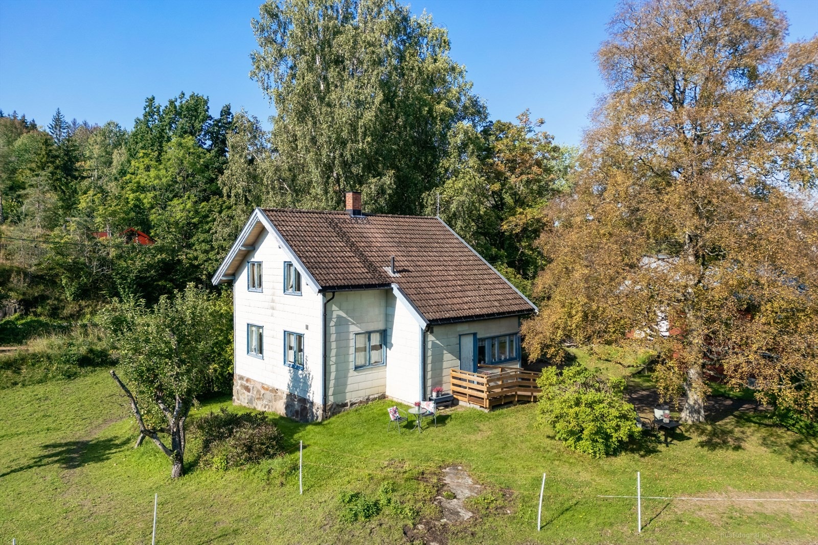 Eiendommen selges som et renoveringsobjekt, og både bolig og låve/ driftsbygning har behov for omfattende oppgradering. Galleribilde