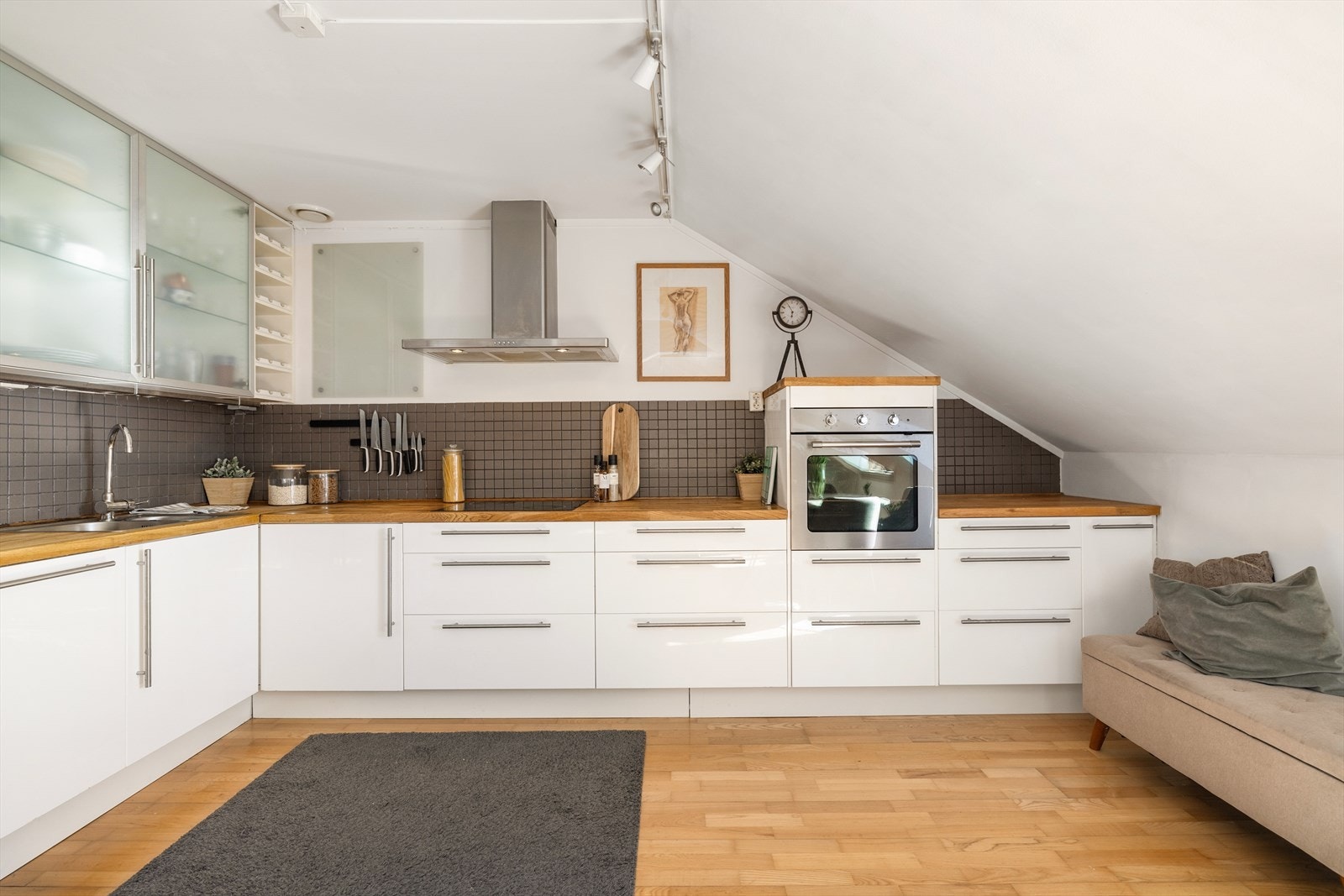 IKEA-kjøkken med åpen løsning mot stuen. Galleribilde