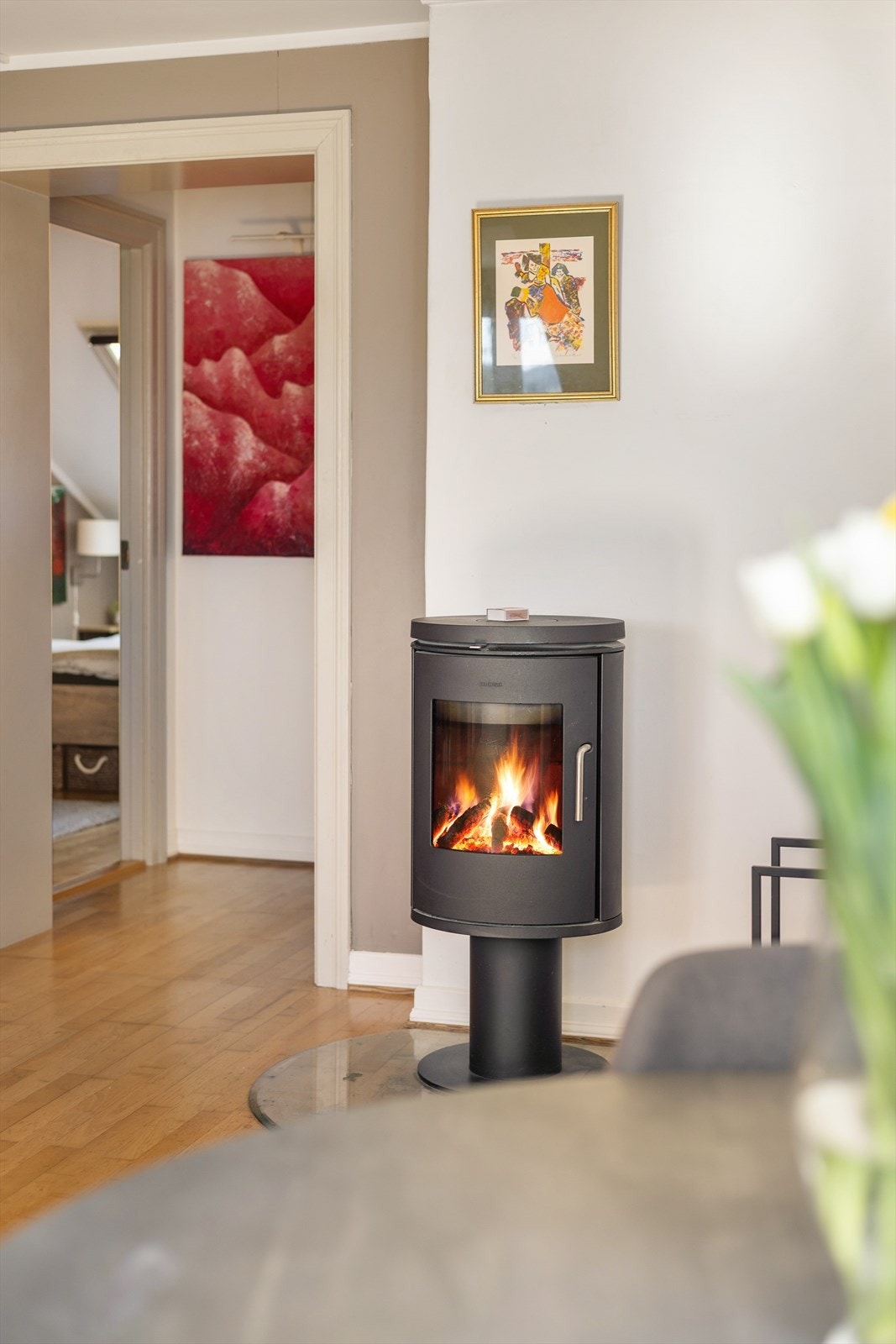 Peis i stuen. Galleribilde