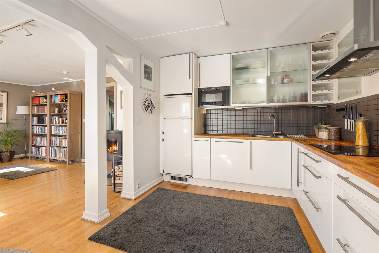 Det er oppvaskmaskin, platetopp, micro og stekeovn på kjøkkenet. Galleribilde