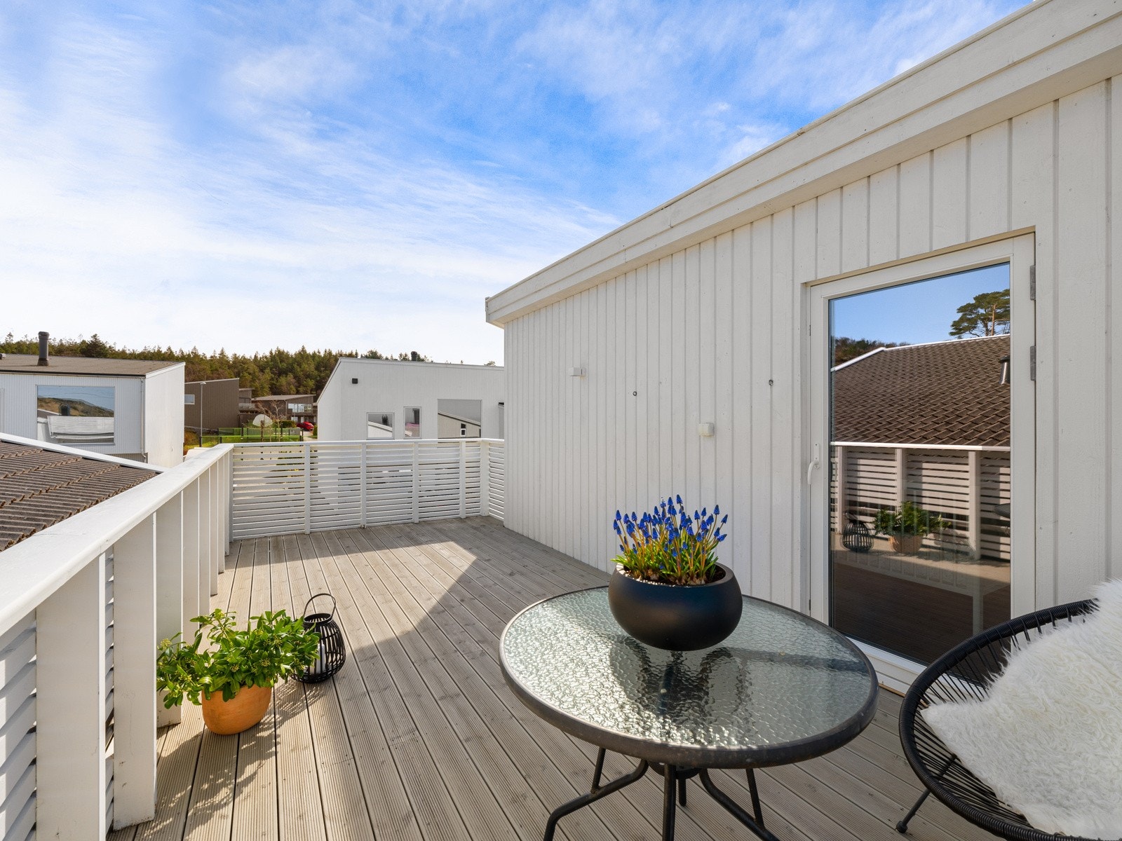 Fra loftet er det utgang til stilig takterrasse. Galleribilde