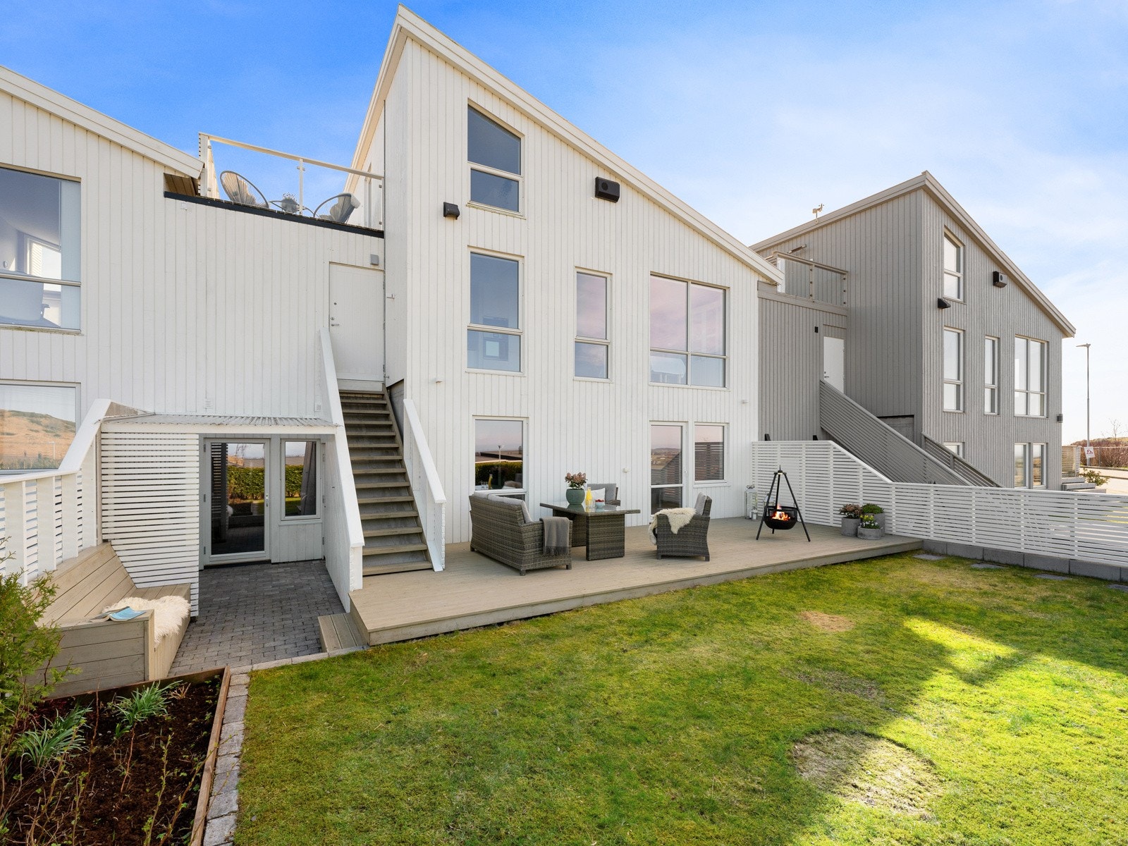 Hagebod under trappen. Galleribilde