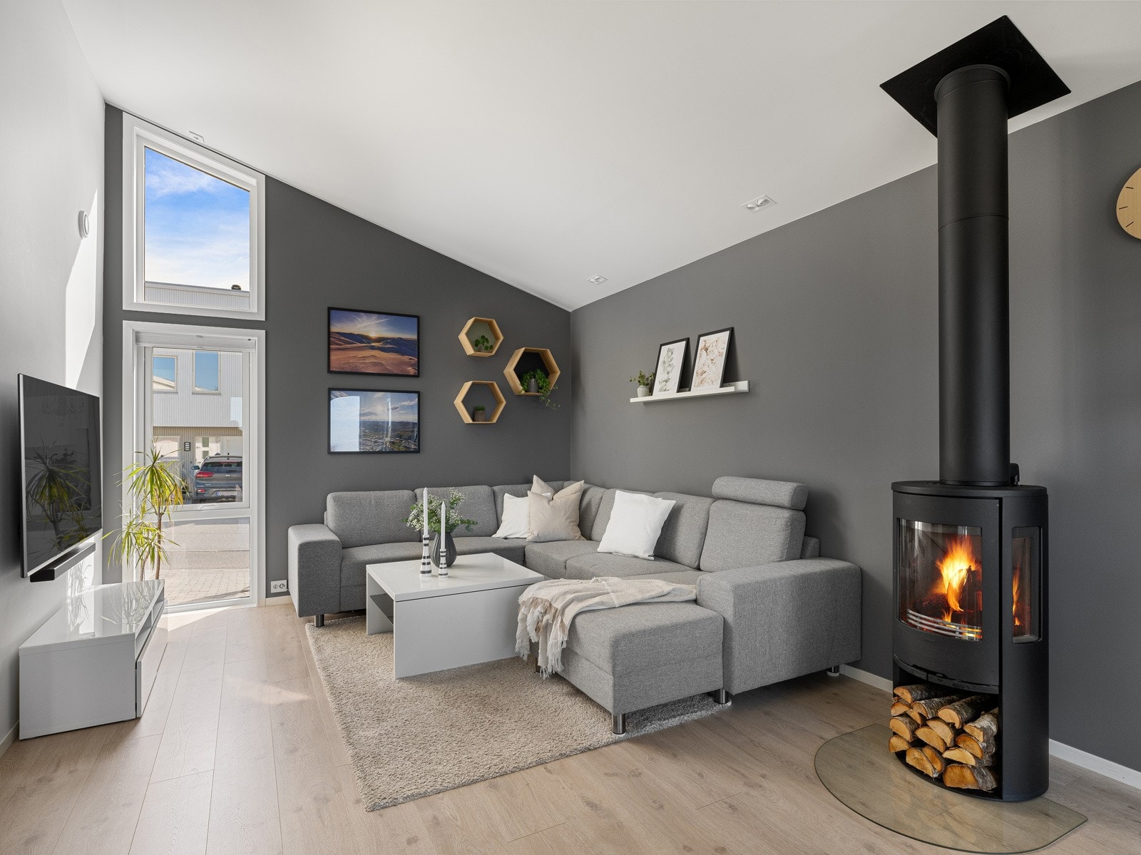 Varmekabler i tilnærmet alle gulv innendørs (ikke på hems). Galleribilde