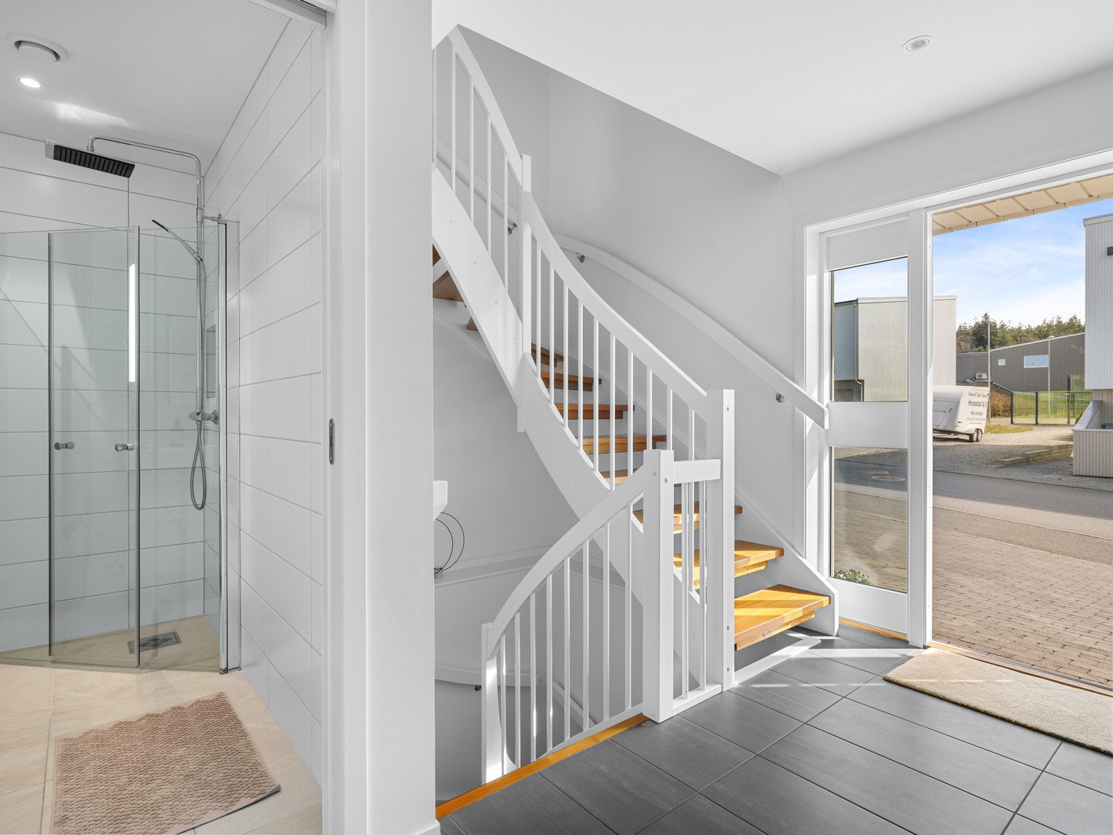 Hele 1. etasje er viet stue, kjøkken og et ekstra baderom. Galleribilde