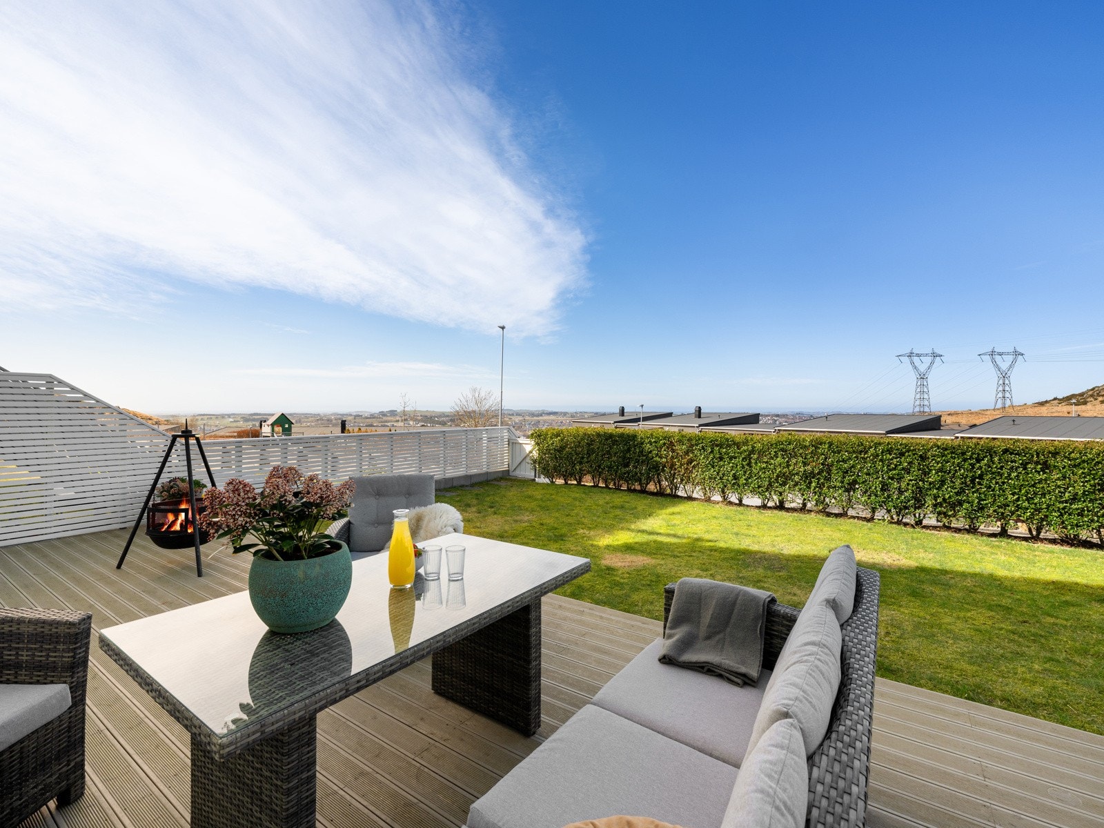 Om sommeren nytes spektakulære solnedganger fra den kjekke hagen. Galleribilde