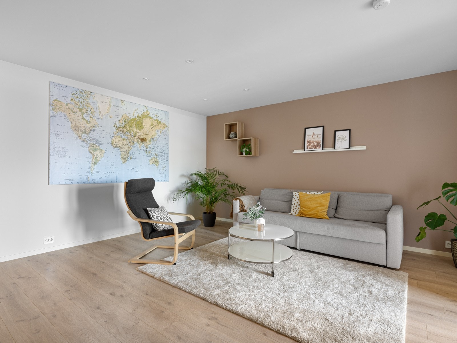 Fint multifunksjonsrom i senter med innfelt belysning. Her er det også lagt frem opplegg til kjøkkenløsning. Ypperlig rom til lek, hobby og gaming Galleribilde