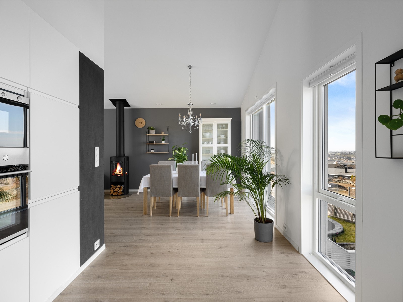 Fin gjennomgående helhetlig stil med lune, tidsriktig rom. Galleribilde