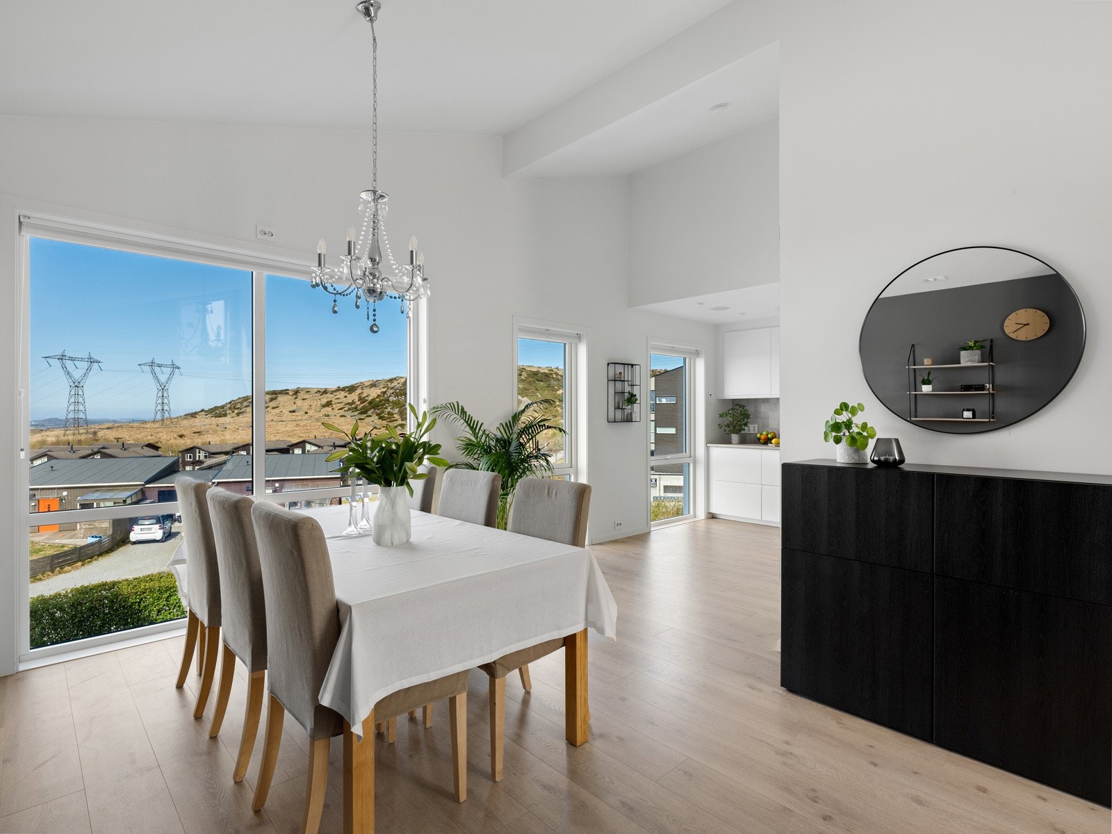 Store vindusflater og ekstra takhøyde gir en god atmosfære til allrommet. Galleribilde