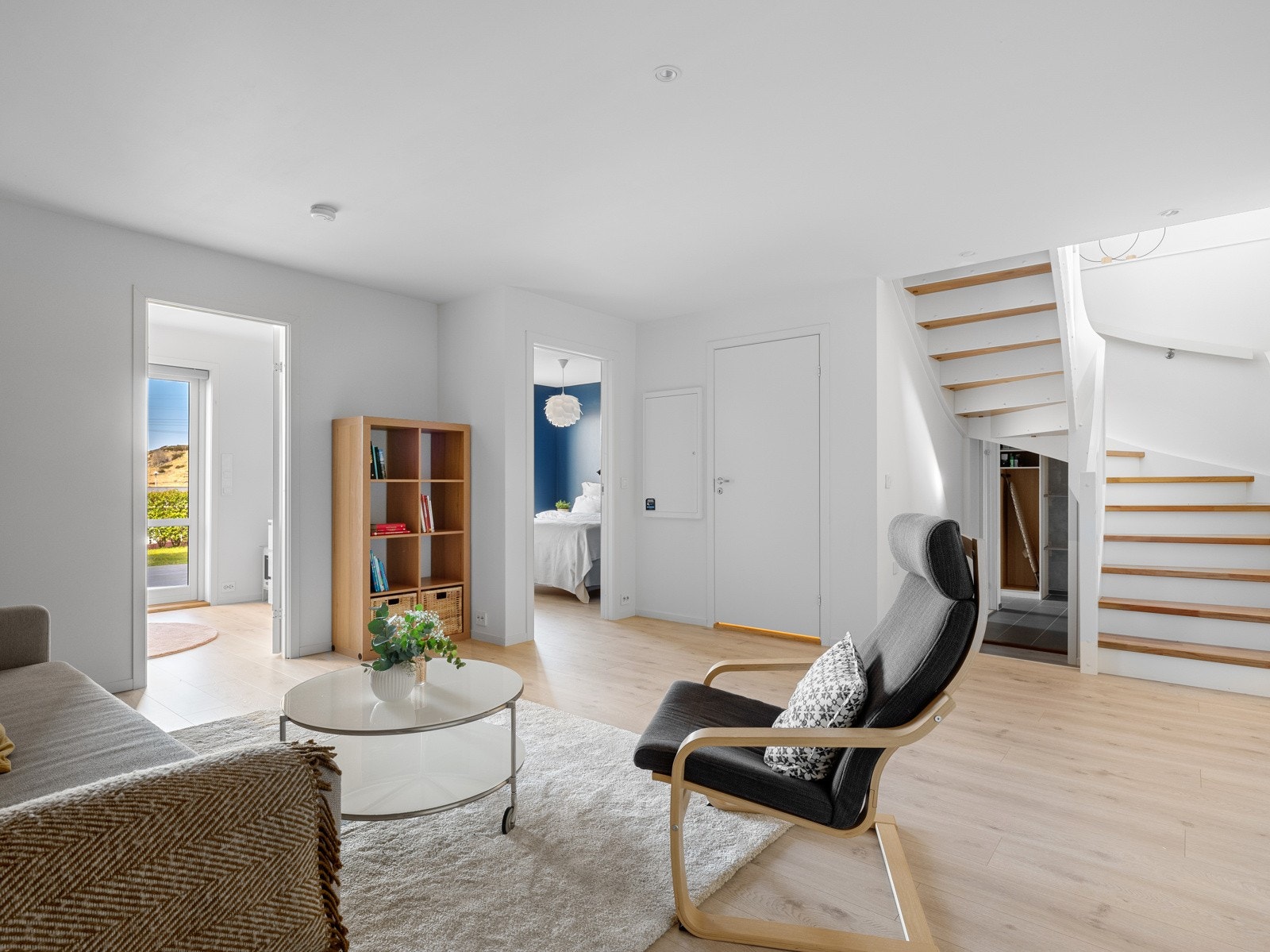 Sokkeletasje med 3 soverom, multifunksjonsrom med opplegg til kjøkken, baderom og vaskerom/bi-inngang. Det ene soverommet og vaskerommet er ikke byggemeldt, se beskrivelse under "ferdigattest". Galleribilde