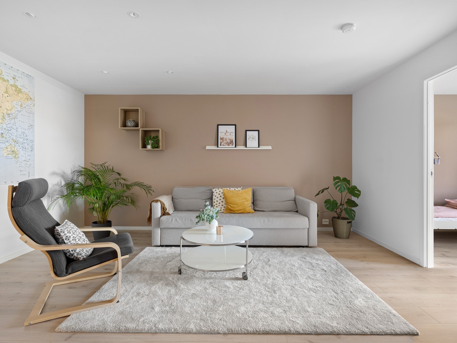 Bjelkelag er isolert i hovedetasje. Under gulv er det lagt ca. 20mm trinnlydsplater. Det er lagt dobbel gips i taket til det meste av underetasjen. Dette ble gjort siden eier leide ut deler av egen bolig de første årene. Galleribilde