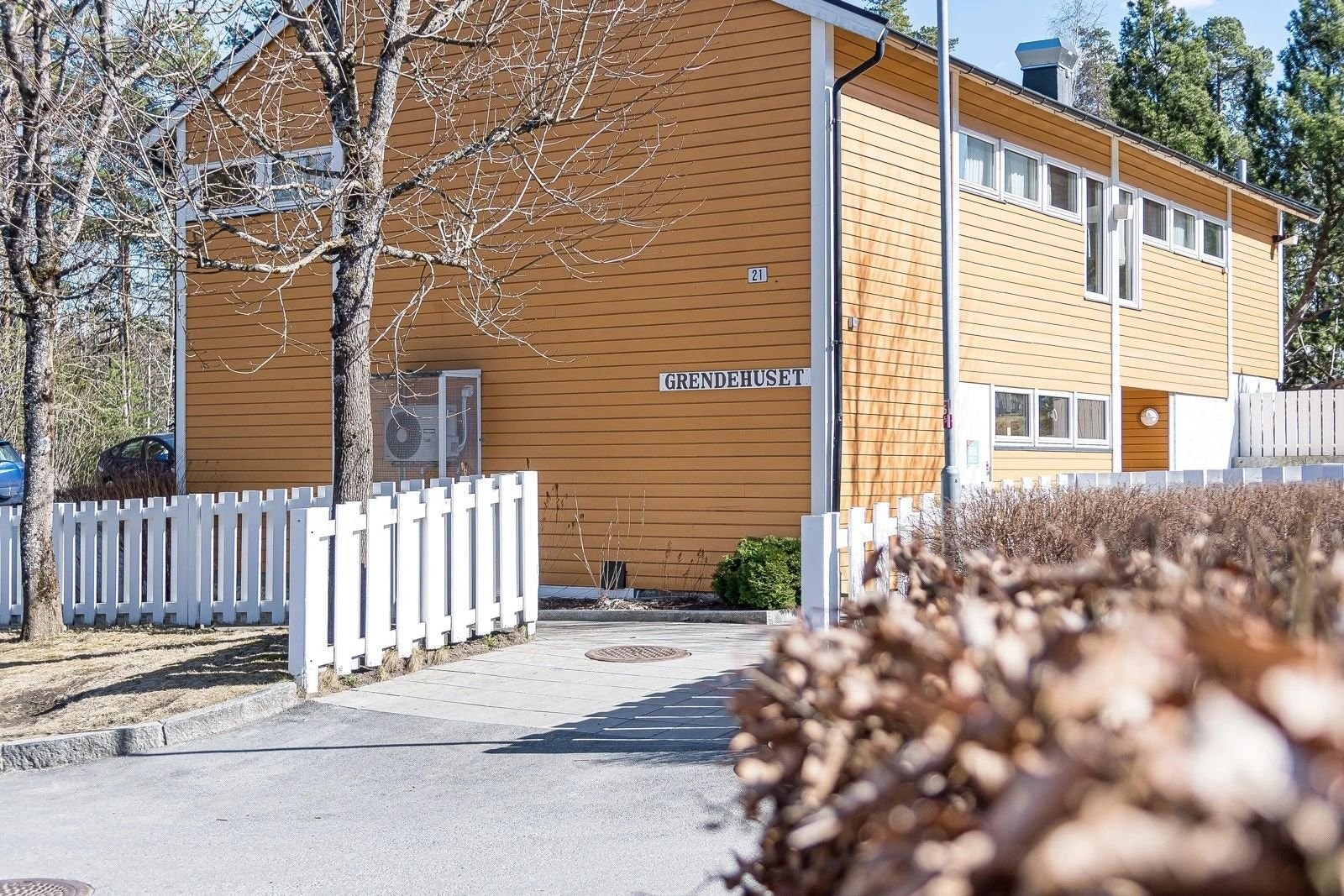 Grendehus i borettslaget. Dette kan lånes til fester og her arrangerer borettslaget aktiviteter for barn. BUA er også her hvor man kan låne utstyr. Galleribilde
