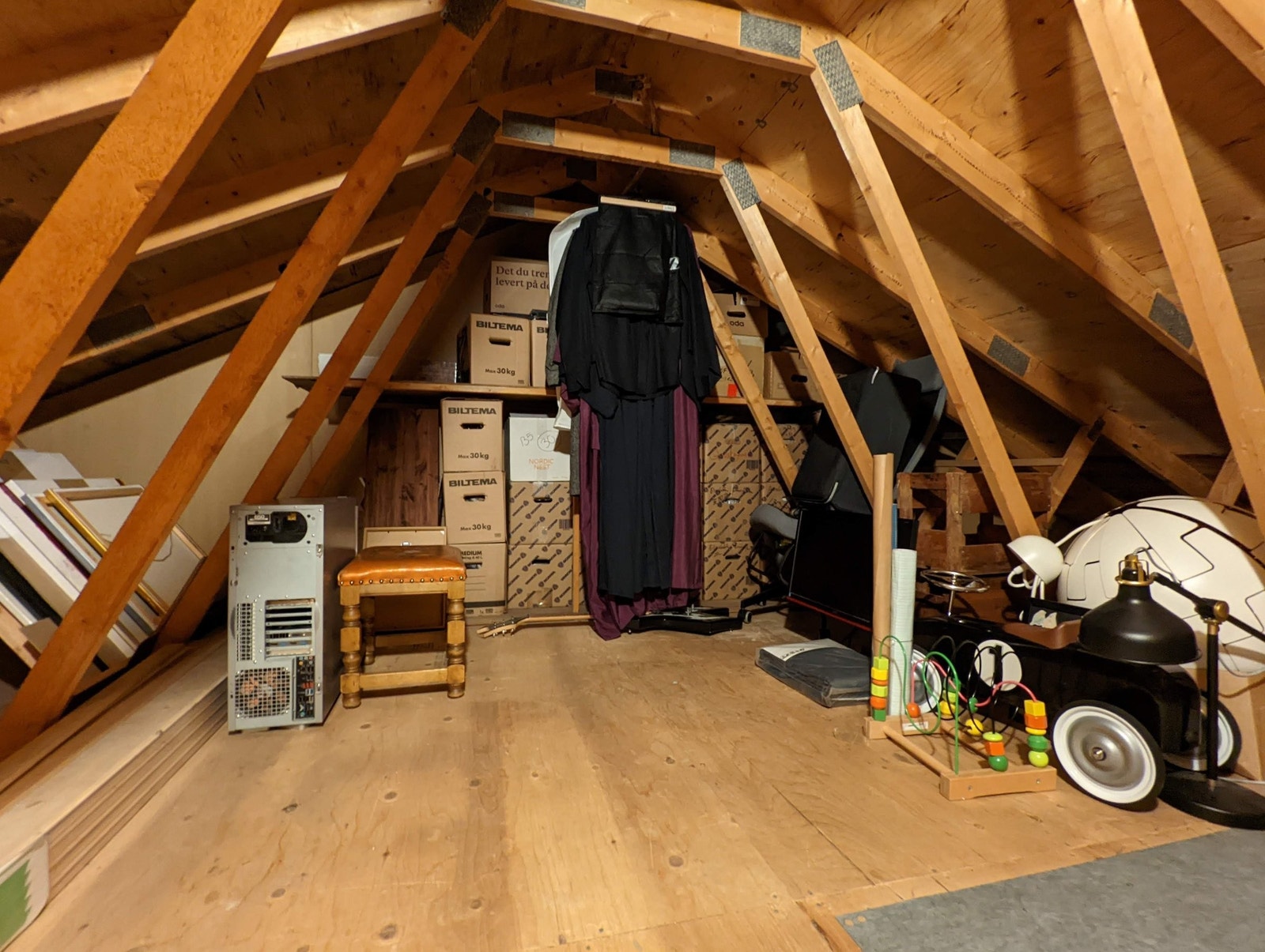 Loft venstre side - Masse lagringsplass Galleribilde