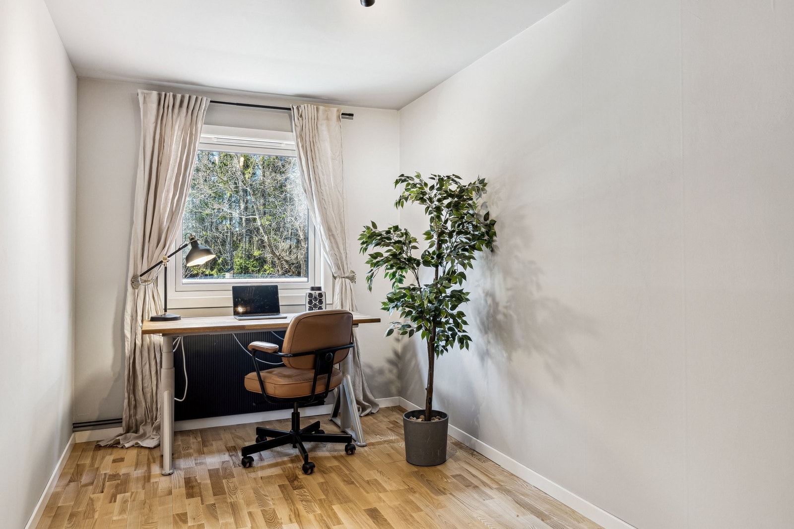 Soverom 2 - Det nest største soverommet brukes i dag som et kontor Galleribilde