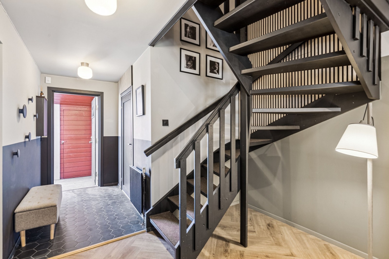 Bred gang med muuto dots på veggen. Stor bod ved inngangspartiet sørger for at inngangen ser ryddig og rolig ut. Galleribilde