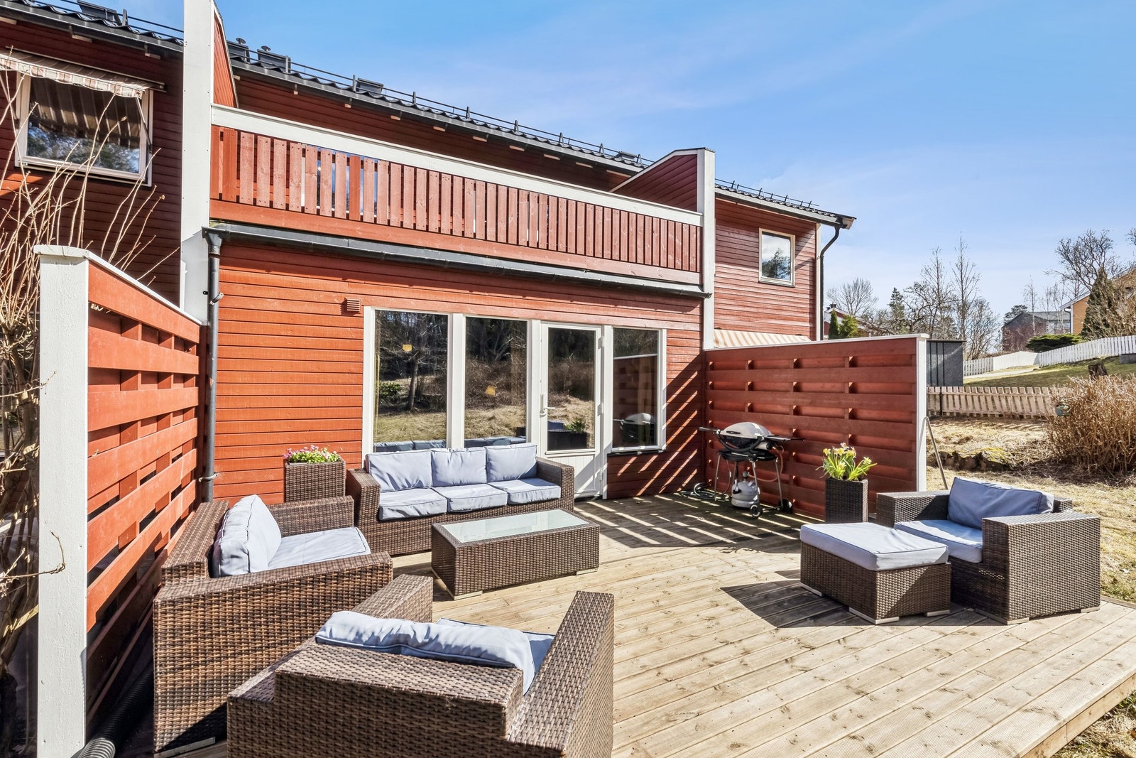 Stor terrasse perfekt for grilling og is Galleribilde