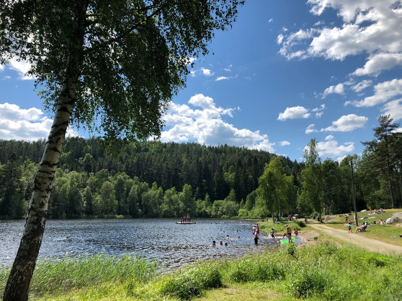 Under 10 minutter til Stensrudtjern. Et Fantastisk badevann med grillplasser og stor gressplen Galleribilde