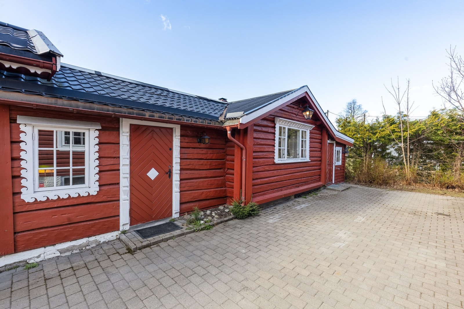 Annekset inneholder stue/kjøkken, baderom, sovealkove og kontor. Dette er ikke godkjent hos kommunen. Galleribilde