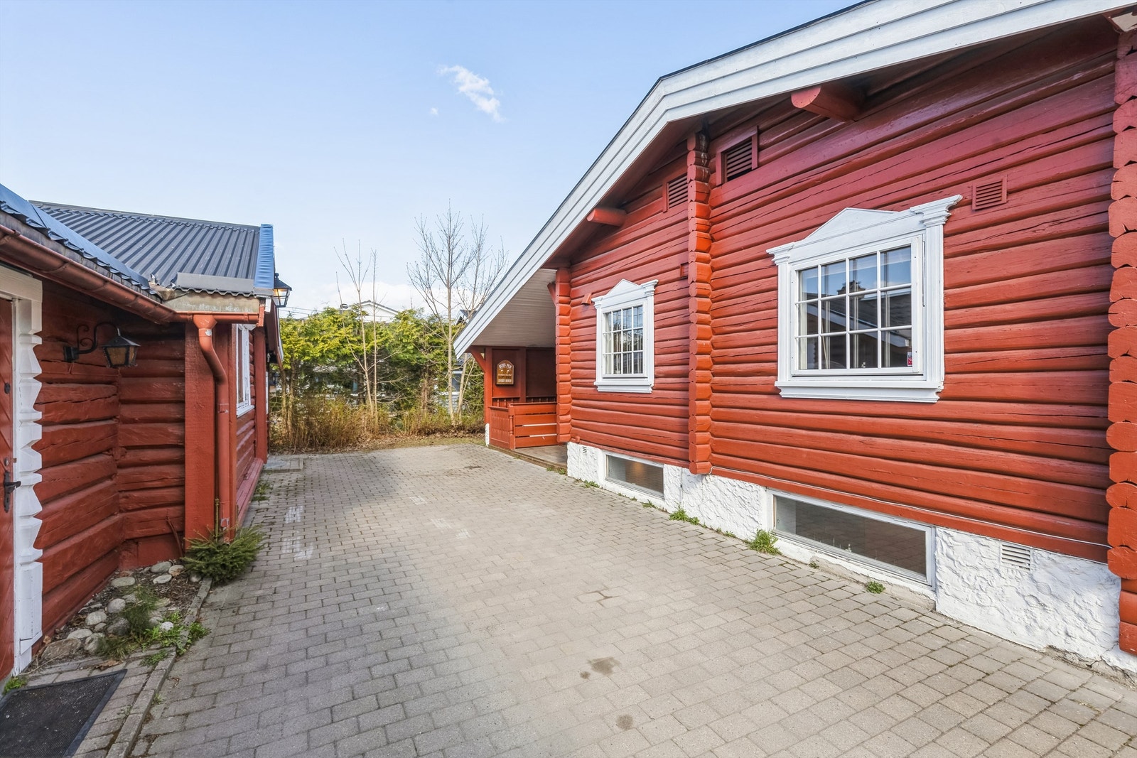Gårdsplass med belegningsstein. Galleribilde