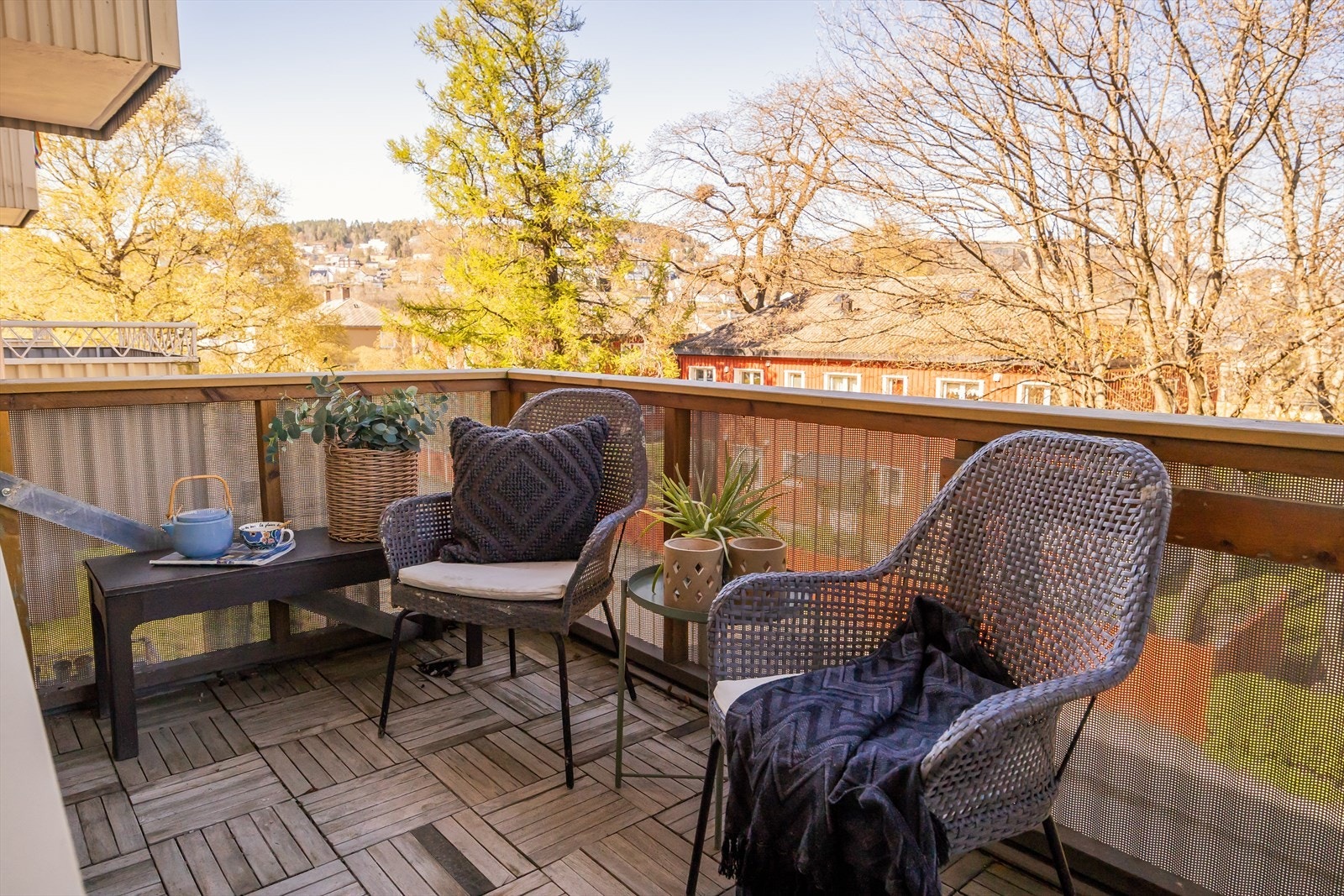 Leilighetens balkong er på 6 m² og har gode solforhold med vestvendt beliggenhet, som gir ettermiddag- og kveldssol. Galleribilde