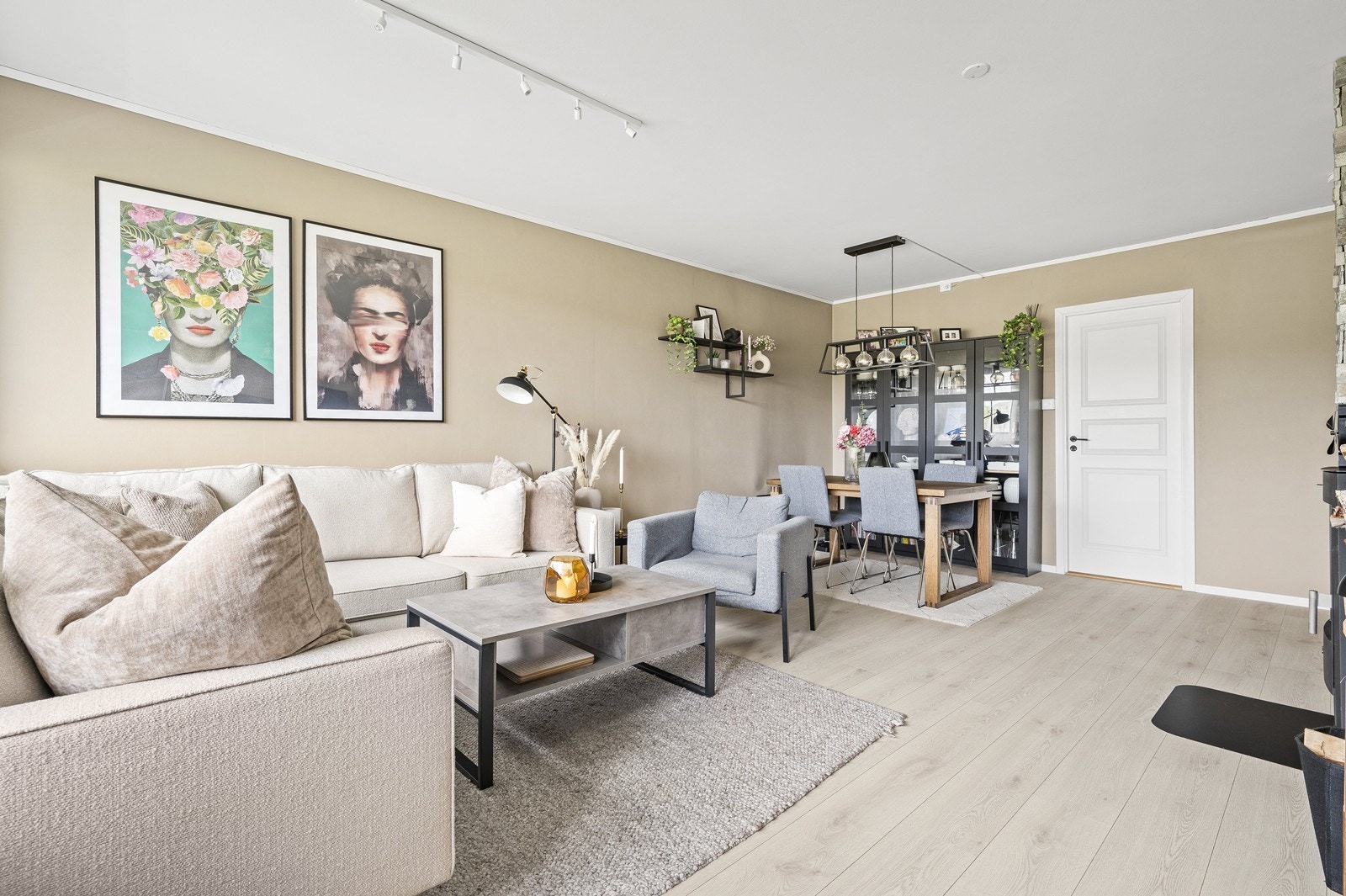 Leiligheten fremstår som pen og innbydende og består av entré, stue/spisestue, kjøkken, bad, soverom og bod. Galleribilde