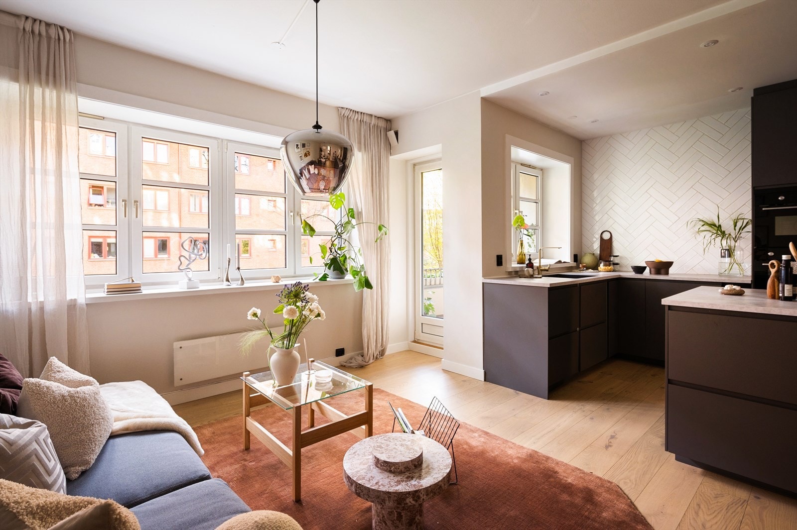 Stuen er lys og romslig med store vindusflater mot to himmelretninger, noe som gir rikelig med naturlig lys. Galleribilde