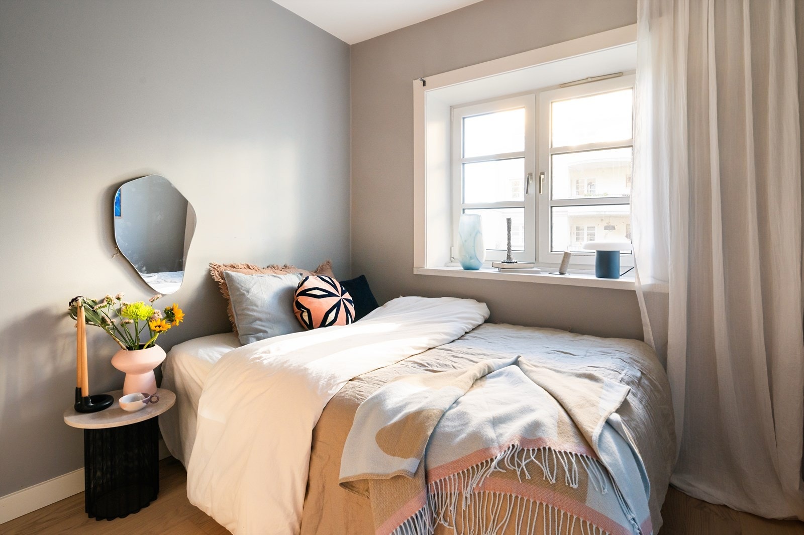 Alle rom har store vindusflater som gir godt med dagslys og luftemuligheter. Galleribilde