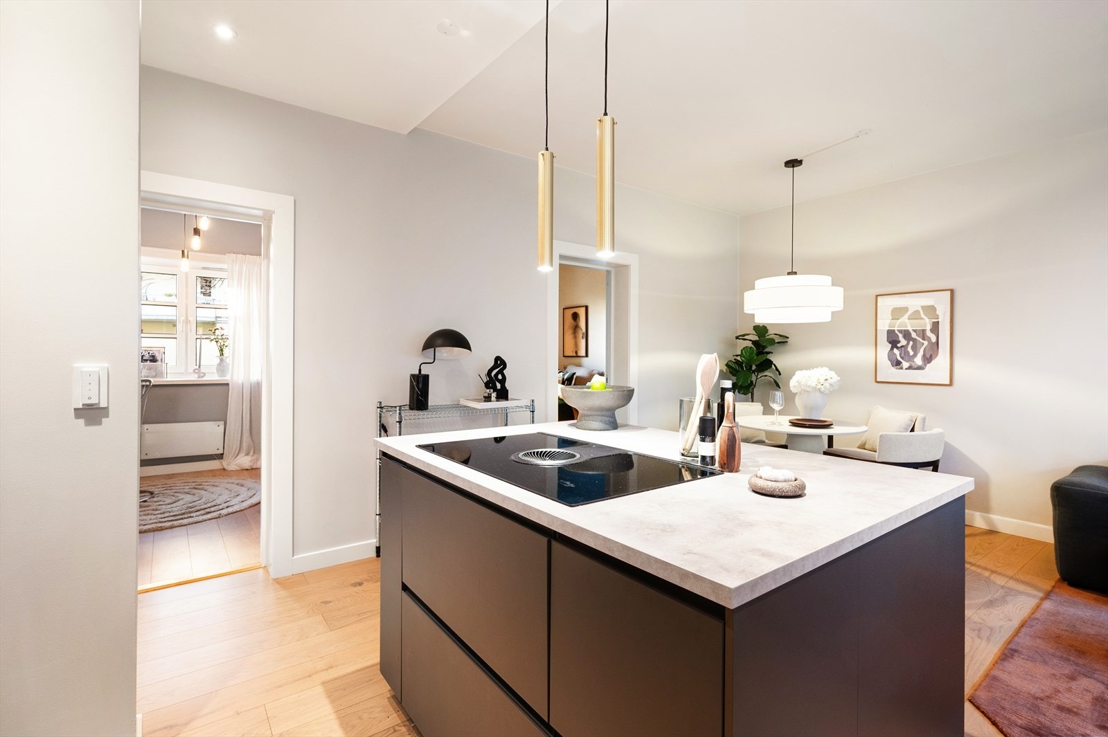 Kjøkkenøyen gir et pent skille mellom de to sonene, og sørger for ekstra arbeidsplass og oppbevaring. Galleribilde