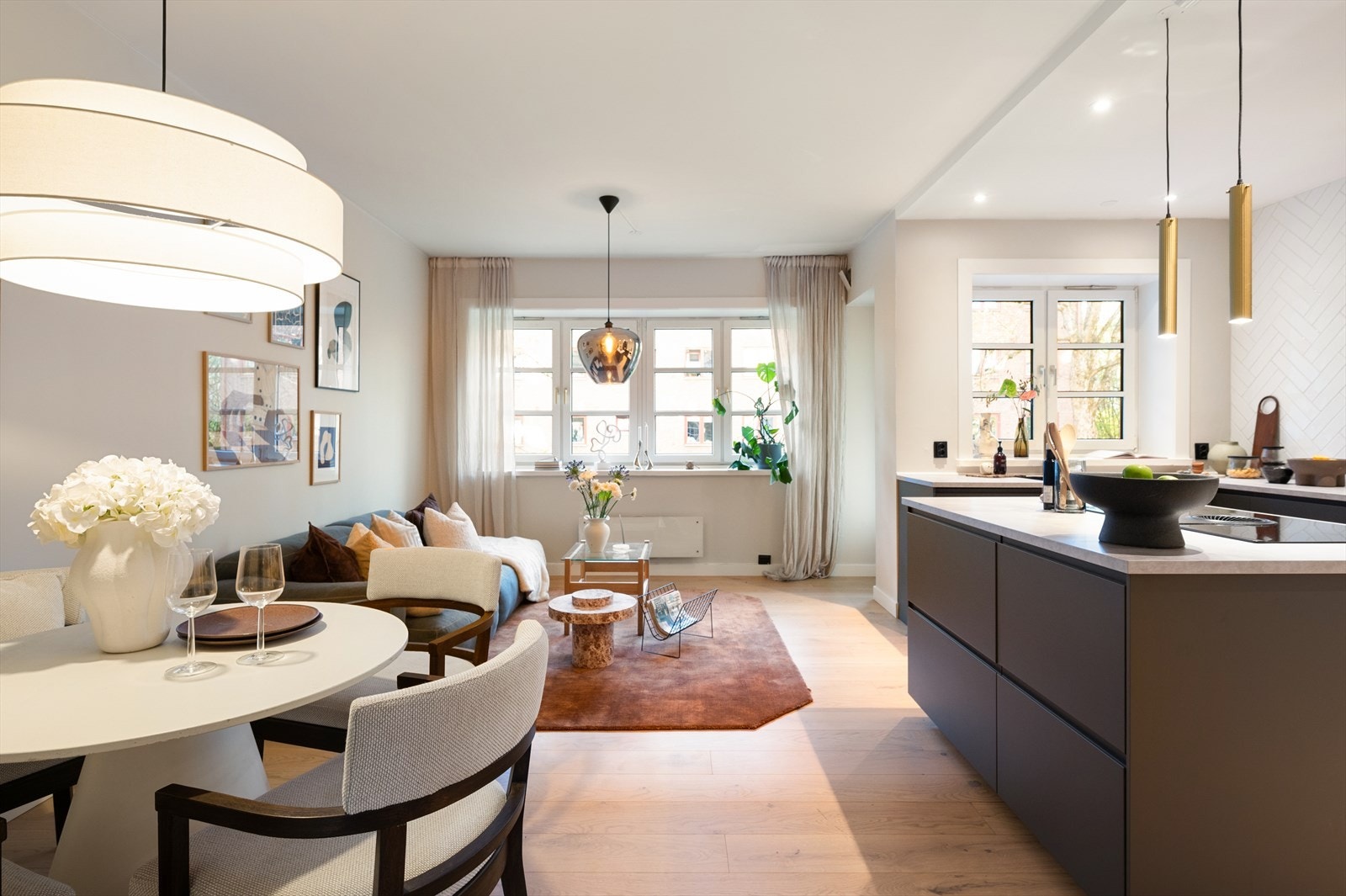 God plass til både sofagruppe og spisebord i stuen. Galleribilde