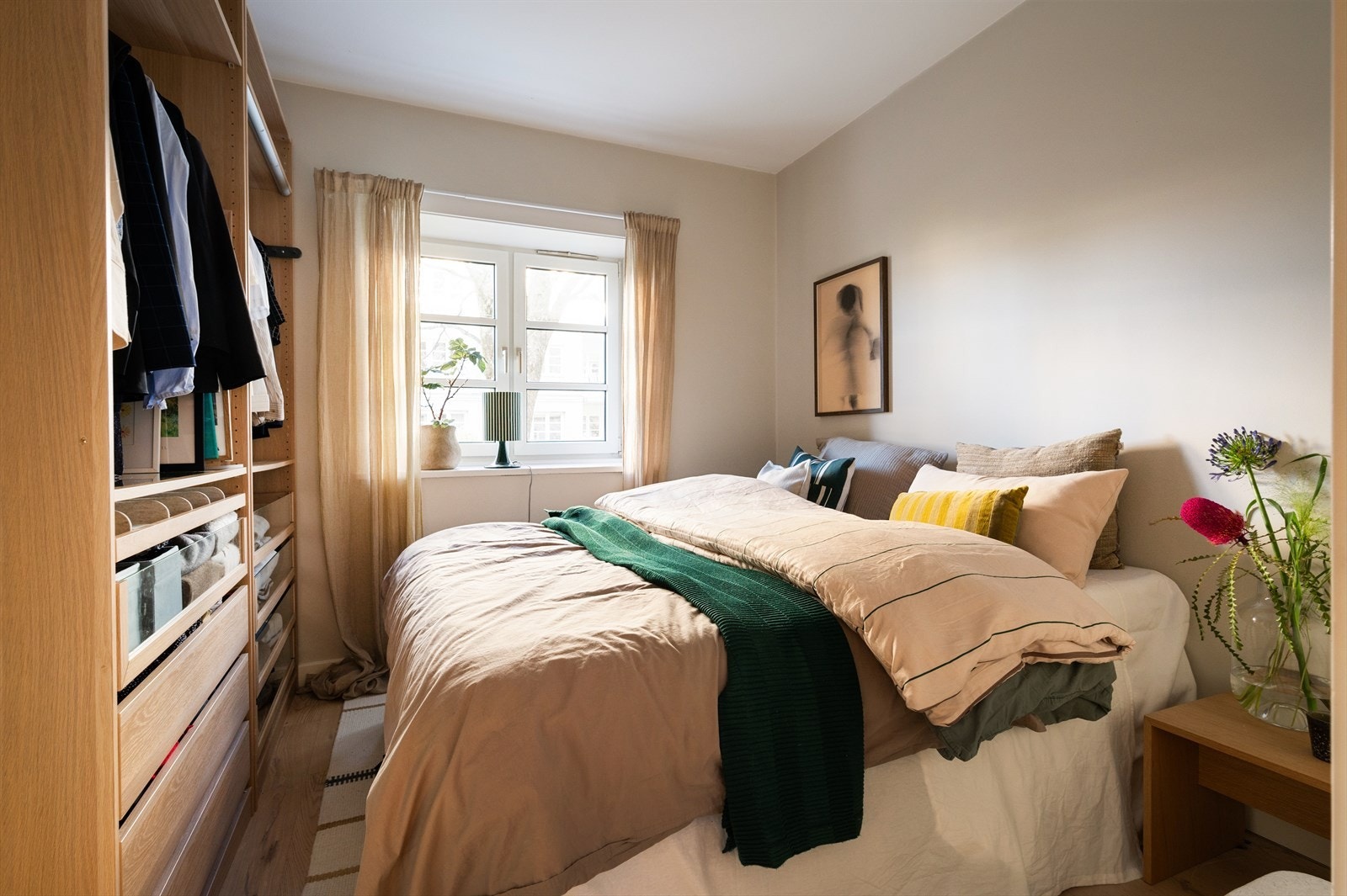 Boligen har totalt tre gode soverom og er derfor egnet for en større familie. Galleribilde