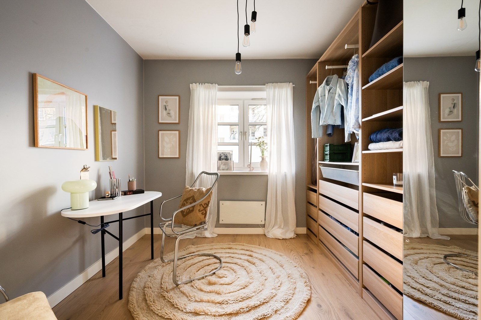 Ett av soverommene kan også fint benyttes som kontor om ønskelig, eller eventuelt åpnes mot stuen for en enda mer romslig oppholdsdel. Galleribilde