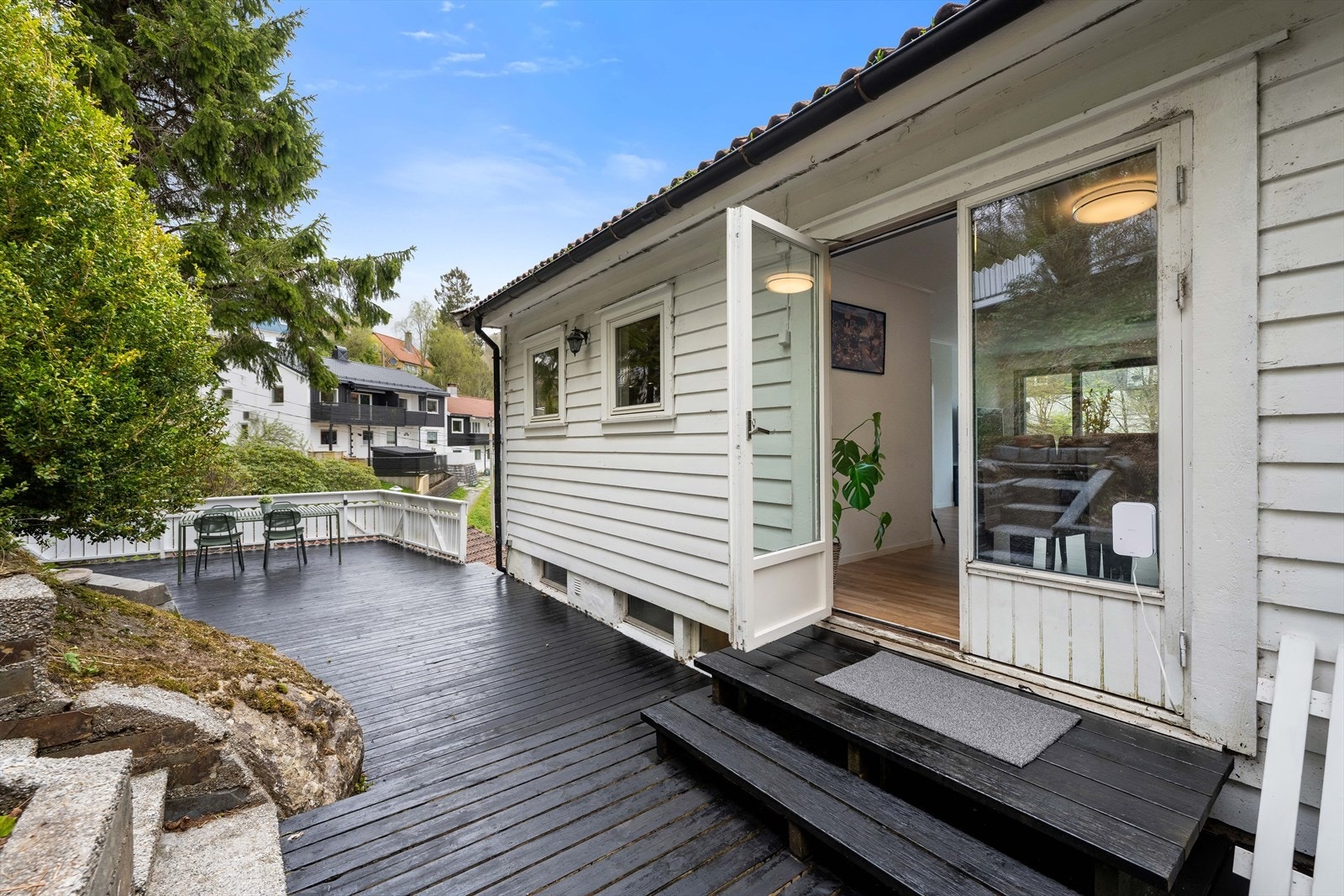 Koselig bakhage med stor terrasse. Galleribilde