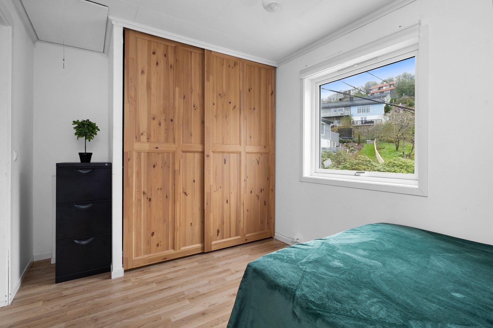 Skyvedørsgarderobe på soverom i 2. etasje Galleribilde