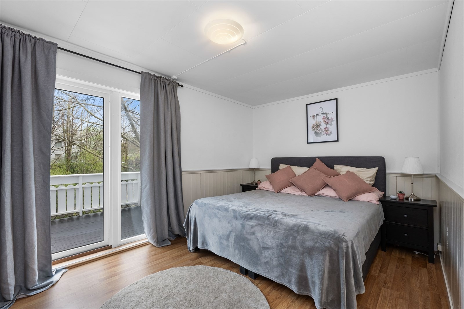 Stort hovedsoverom 1. etasje med tilgang til hagen. Galleribilde