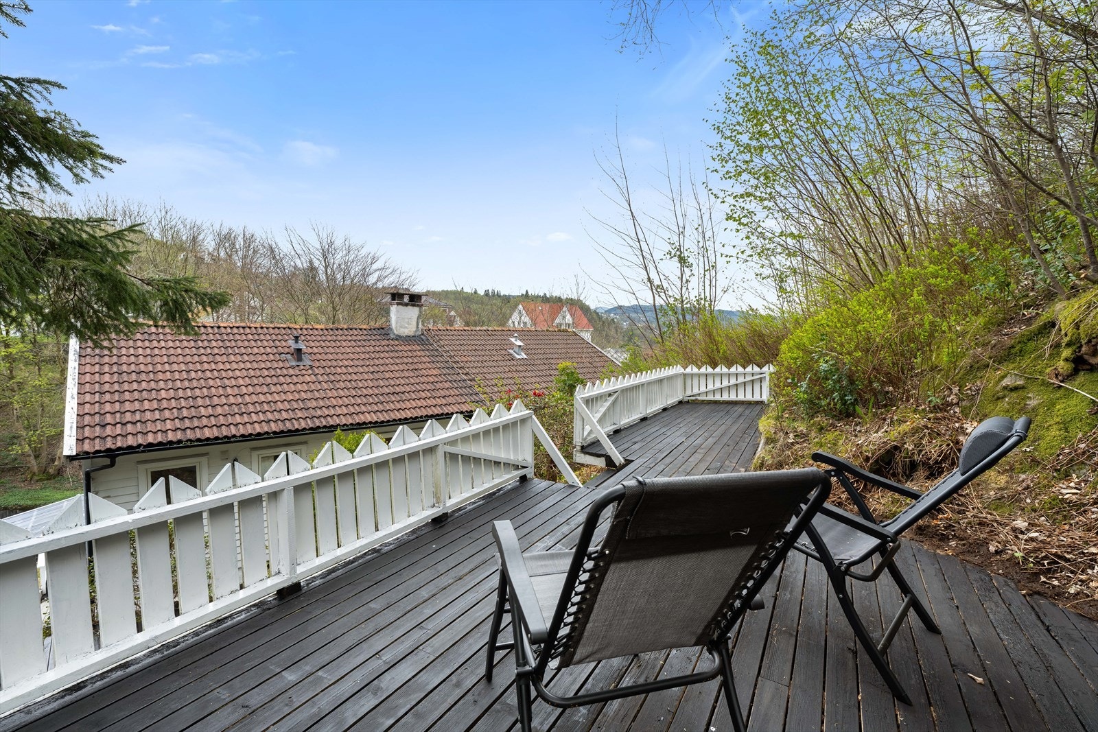 Øvre del av hagen med terrasse og flott utsikt. Galleribilde
