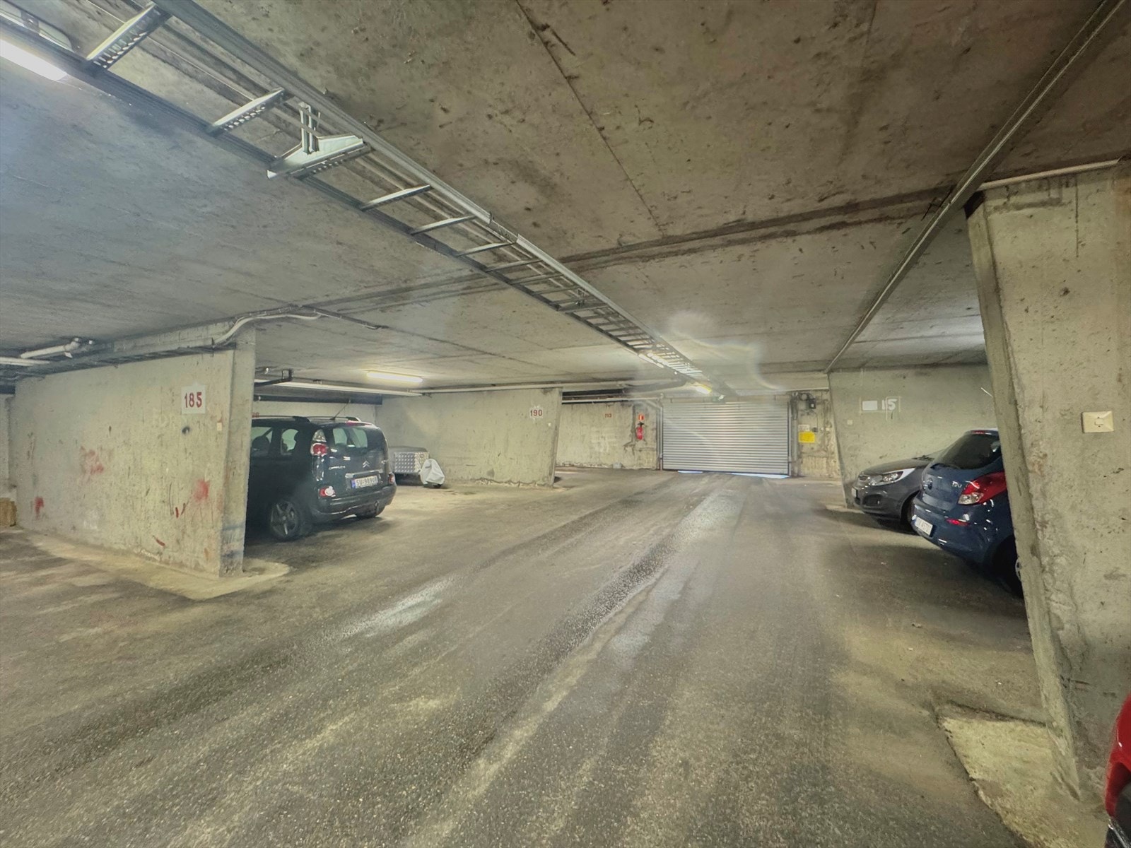 Tilhørende fast garasjeplass i felles garasjeanlegg. Galleribilde