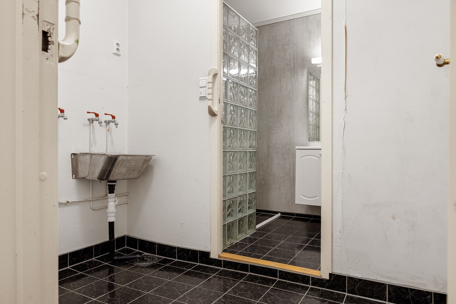 Vaskerommet er på 3,4 m² med opplegg for vaskemaskin, utslagsvask og mekanisk avtrekk. Galleribilde