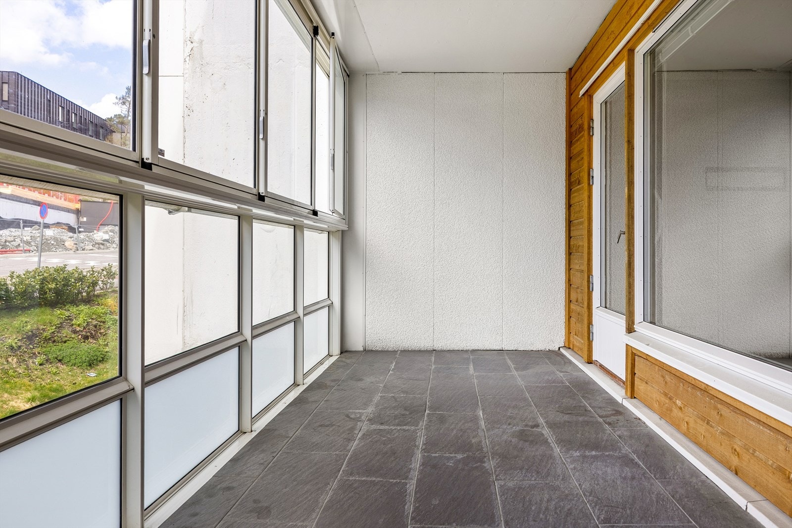 Utgang fra stue med gode møbleringsmuligheter. Galleribilde