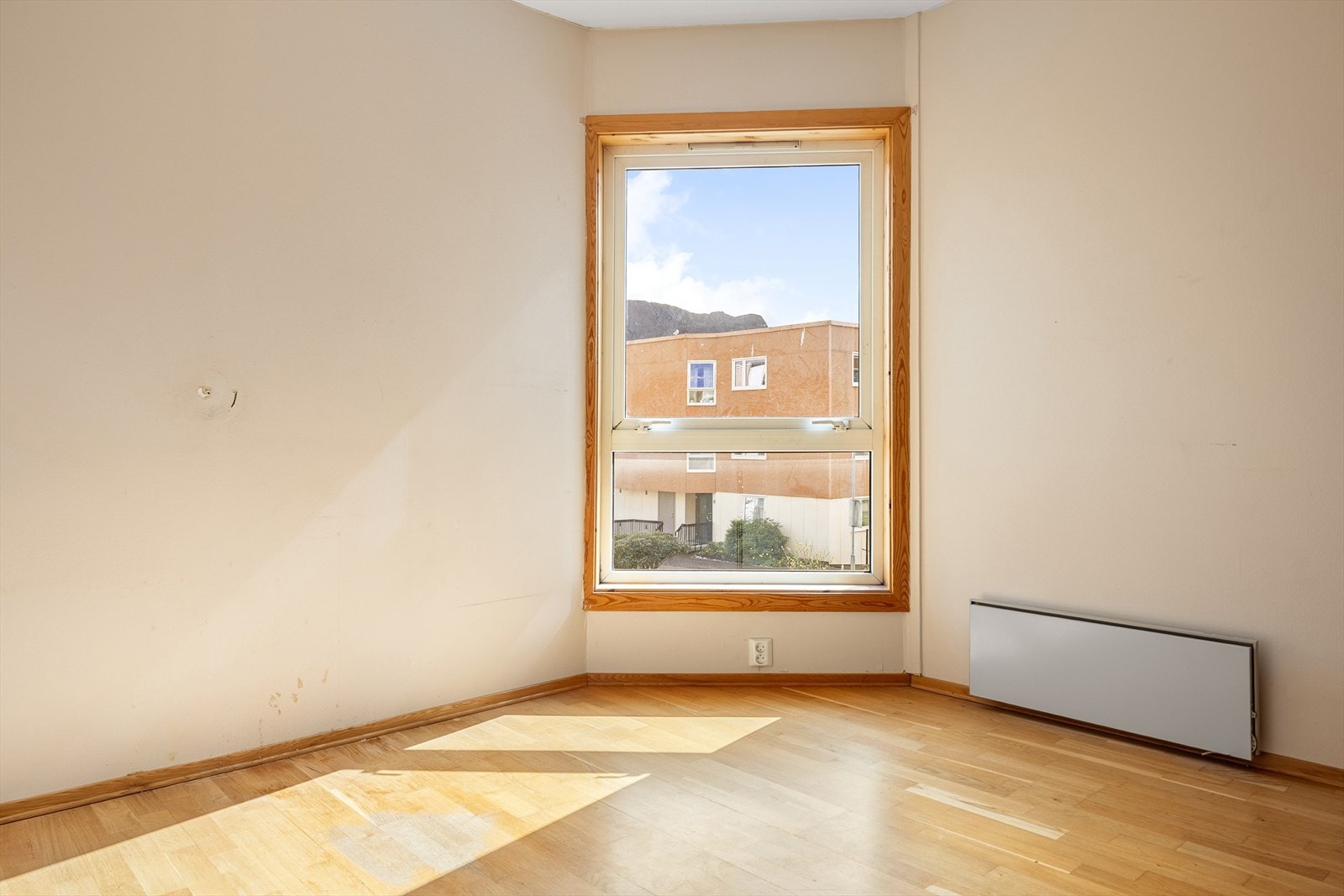 Soverommet har store vindusflater som gir godt med naturlig lys. Galleribilde