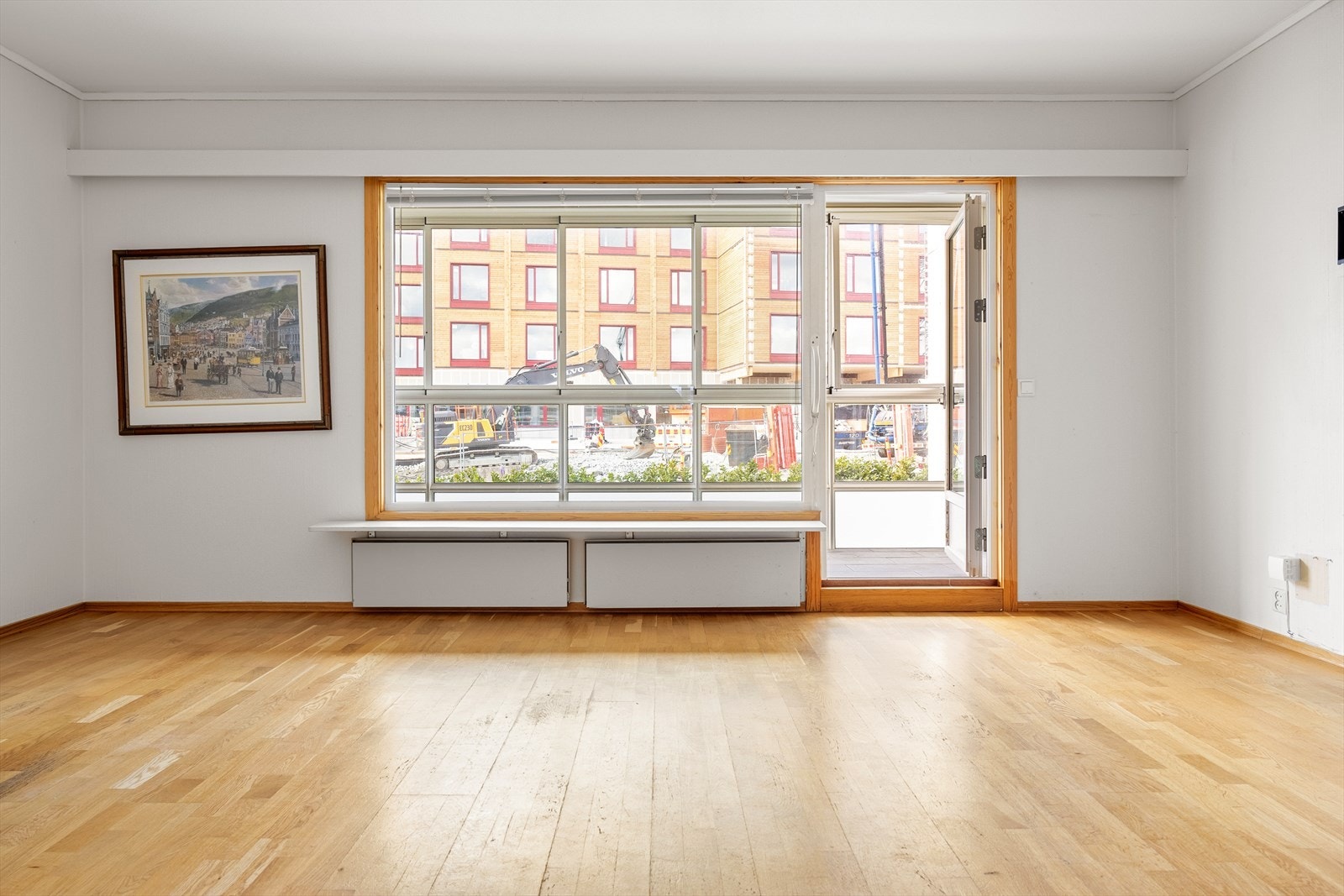 Romslig stue på 30,7 m² med plass til både sofagruppe og spisebord. Galleribilde