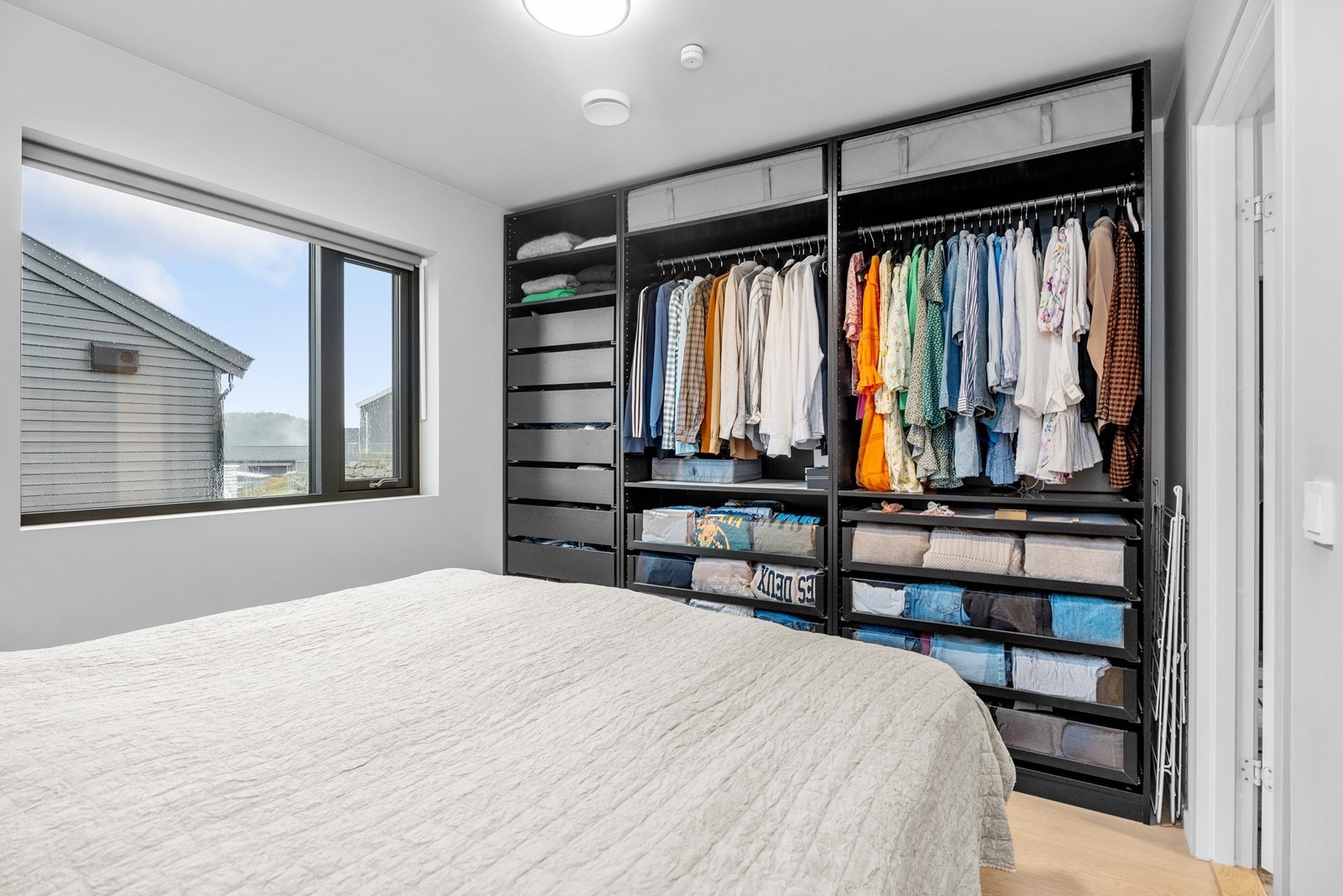 Hovedsoverommet med stor garderobe (1 av 2) Galleribilde