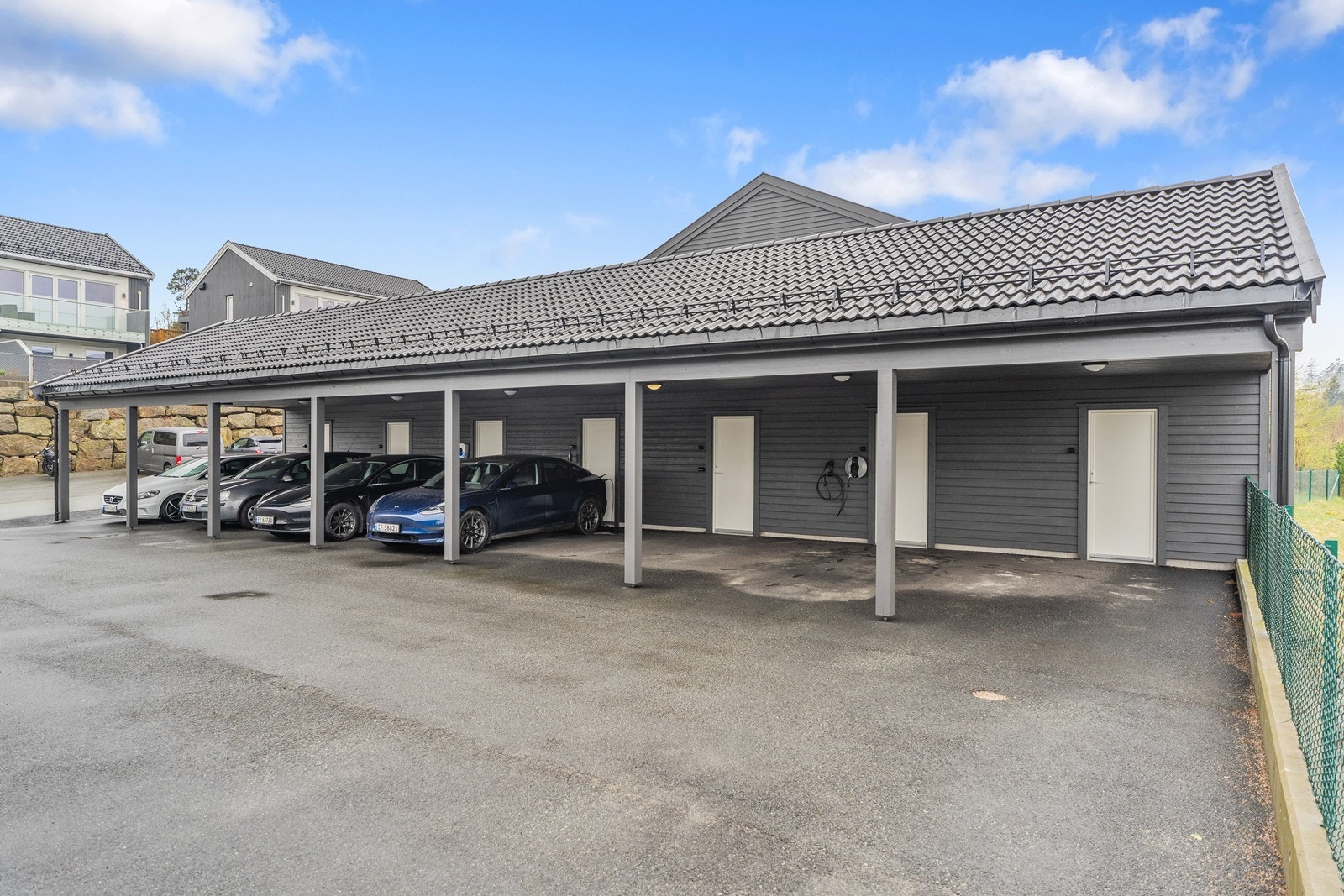 Carport med elbillader og bod Galleribilde