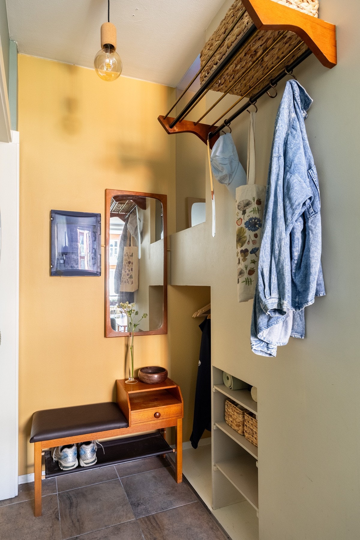 Plass for klesoppheng og oppbevaring av sko. Galleribilde