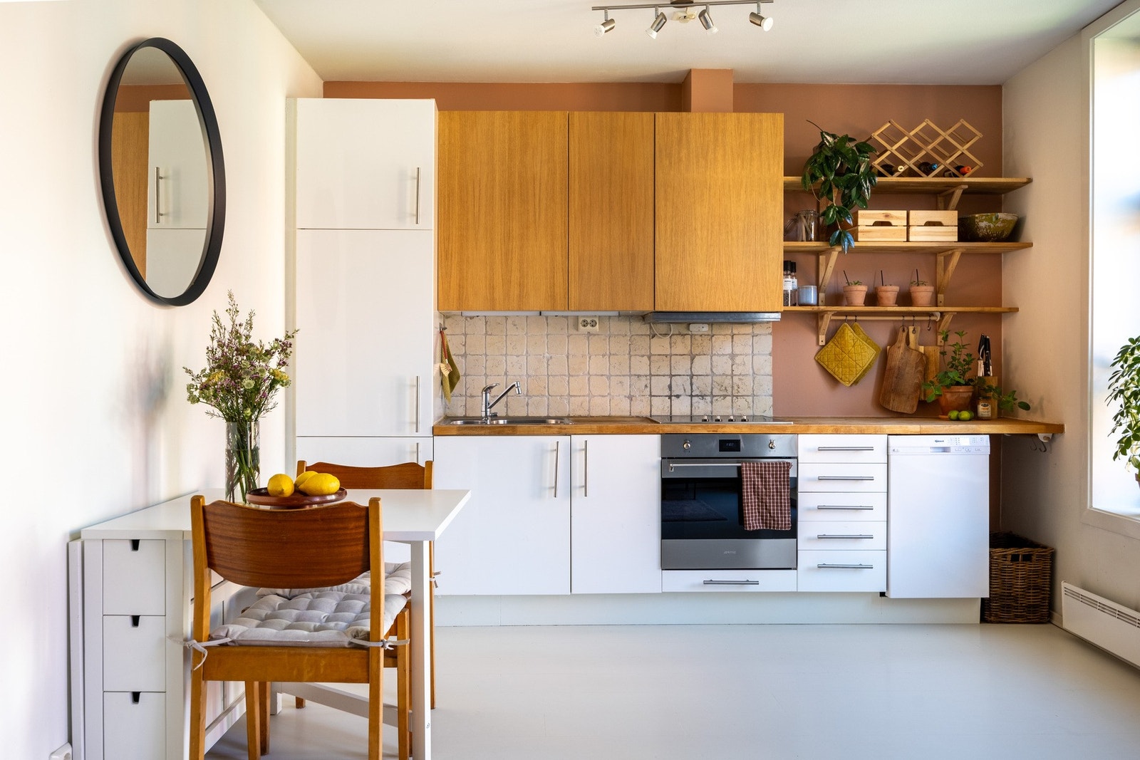 Kjøkkenet har en tidsmessig innredning med delvis integrerte hvitevarer. Galleribilde