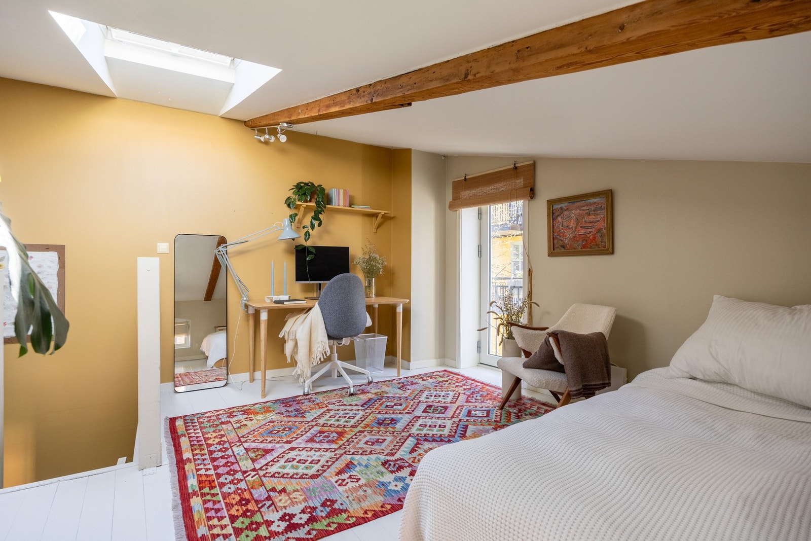 Soverommet er romslig med god plass til dobbeltseng og tilhørende nattbord. Galleribilde