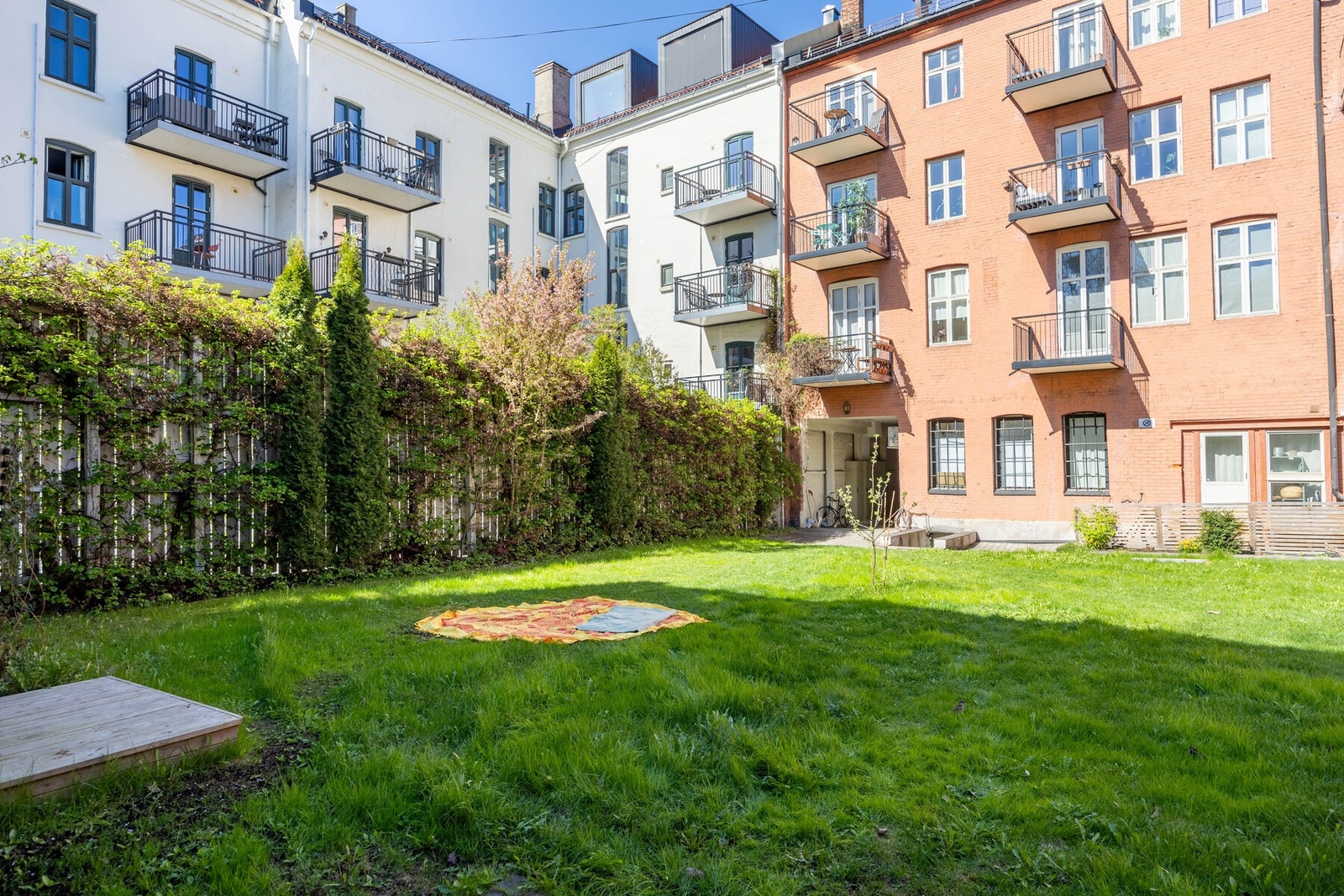 Bakgården er hyggelig med plen og sittegrupper. Galleribilde